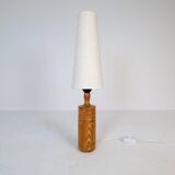 Mid-century modern sculptural table lamp in pine, 1970s.
