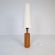Mid-century modern sculptural table lamp in pine, 1970s.
