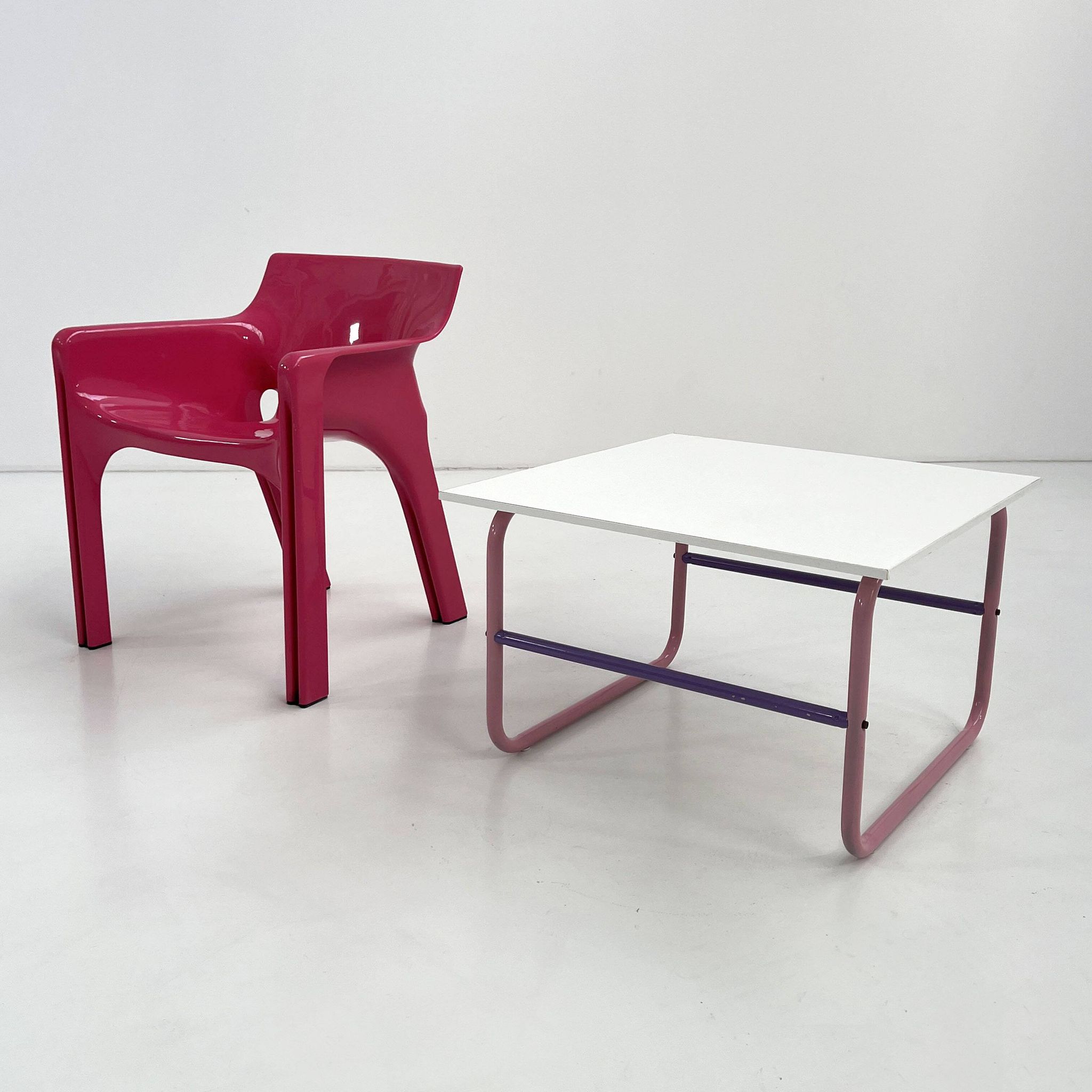 Tubular coffee table in pink and purple, 1980.