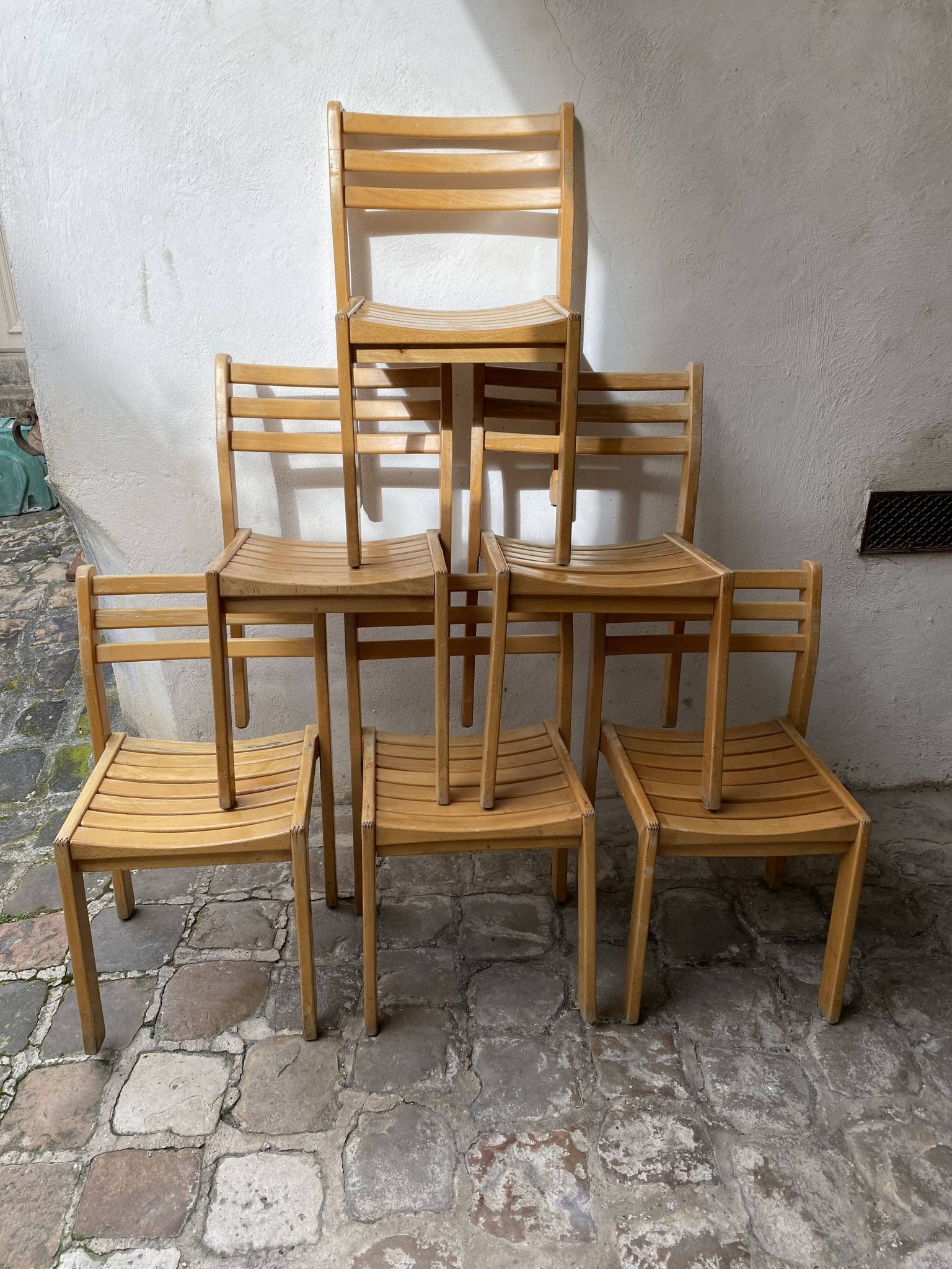 Série de 6 chaises XXème en chêne verni