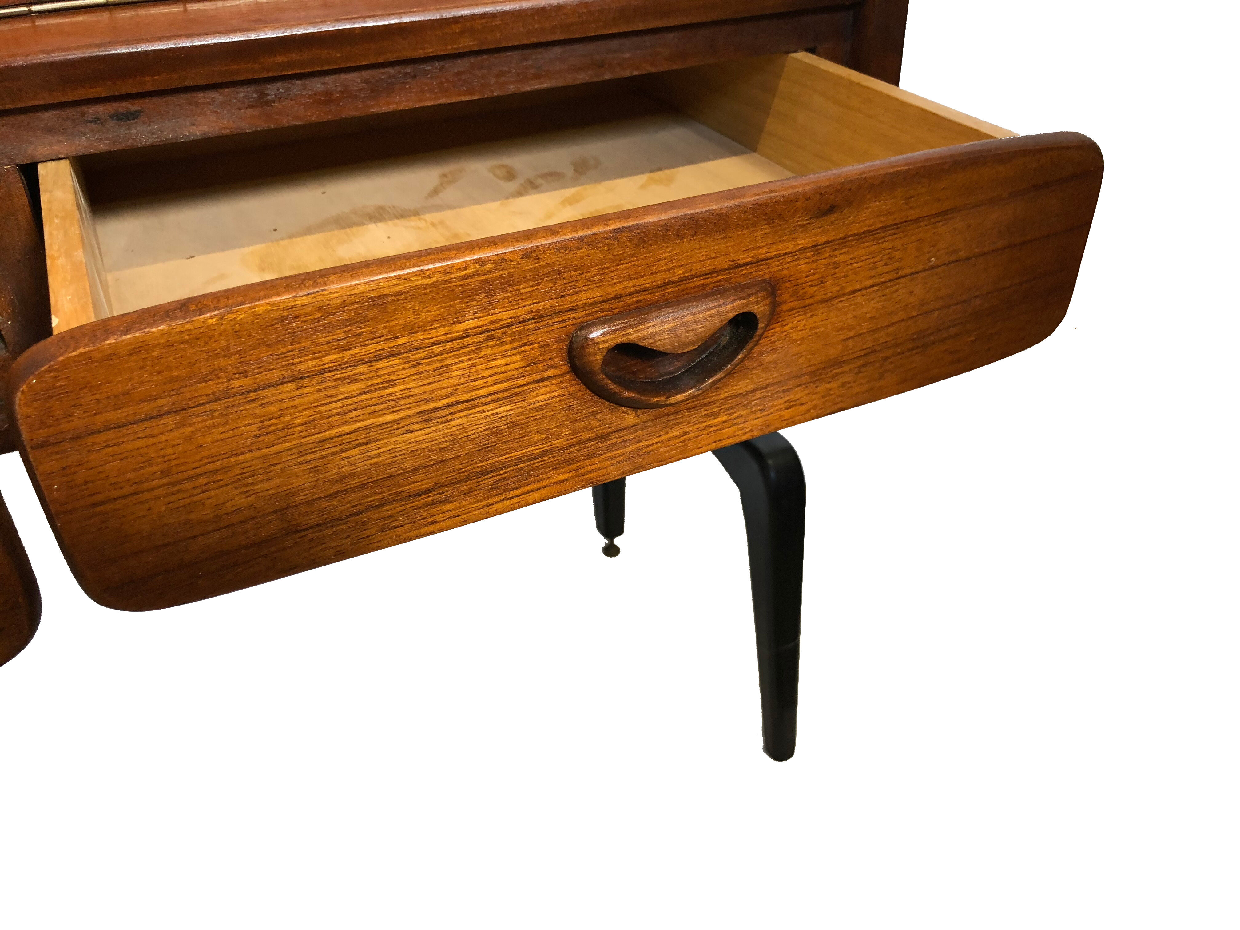 Louis Van Teeffelen writind desk of Webe 60s