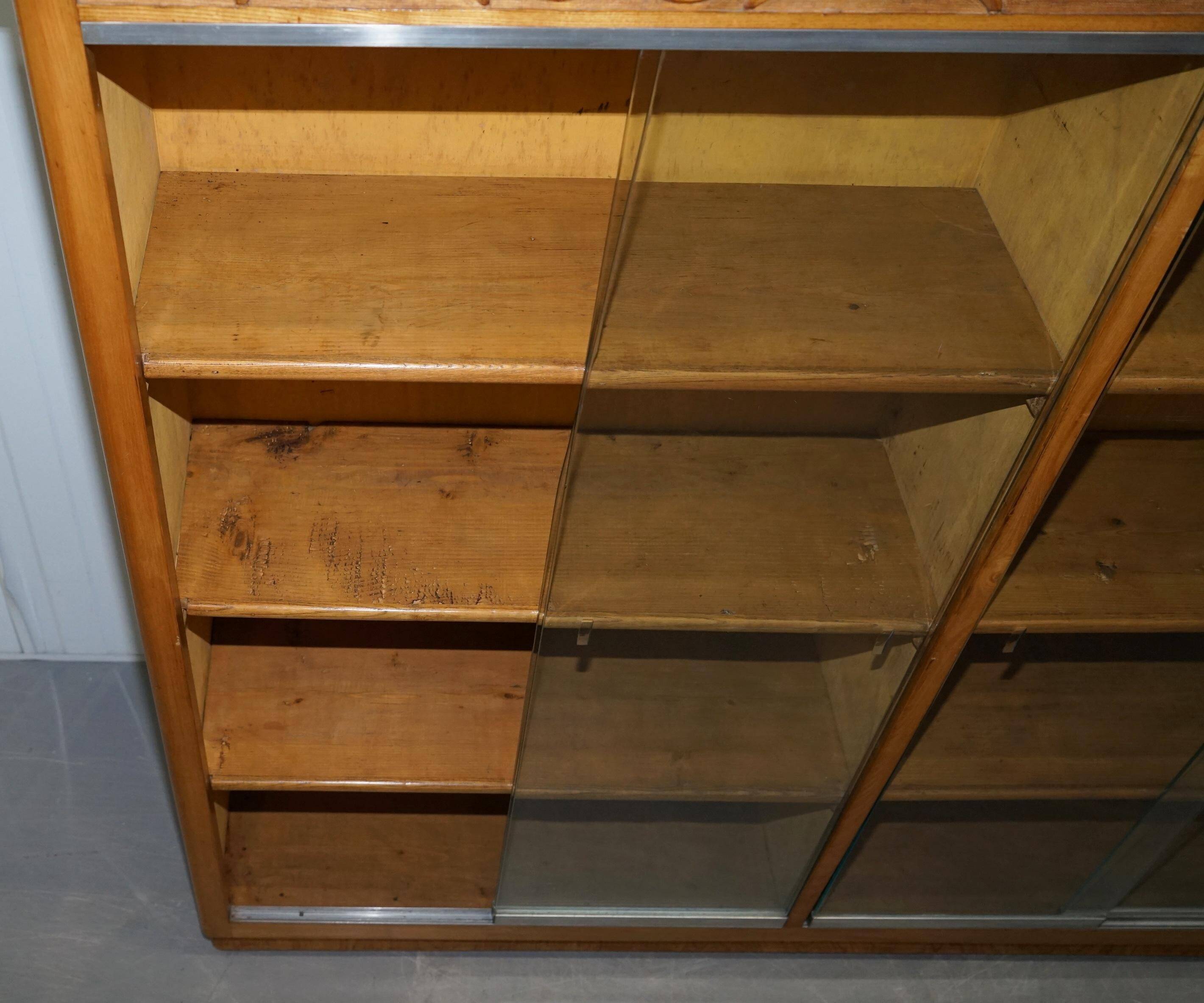 Paire de bibliothèques de bureau en chêne avec portes vitrées