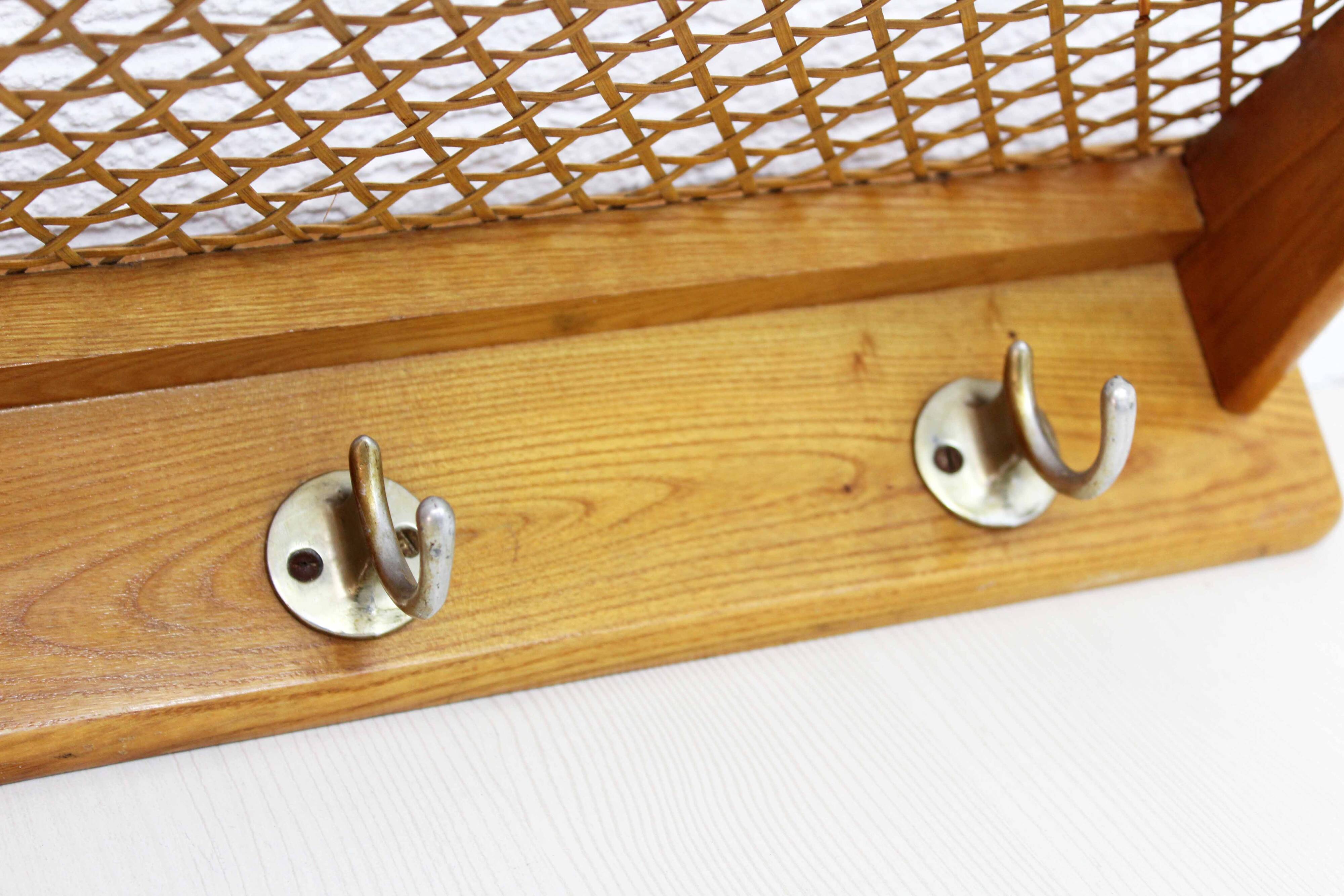 Wall coat rack with shelf