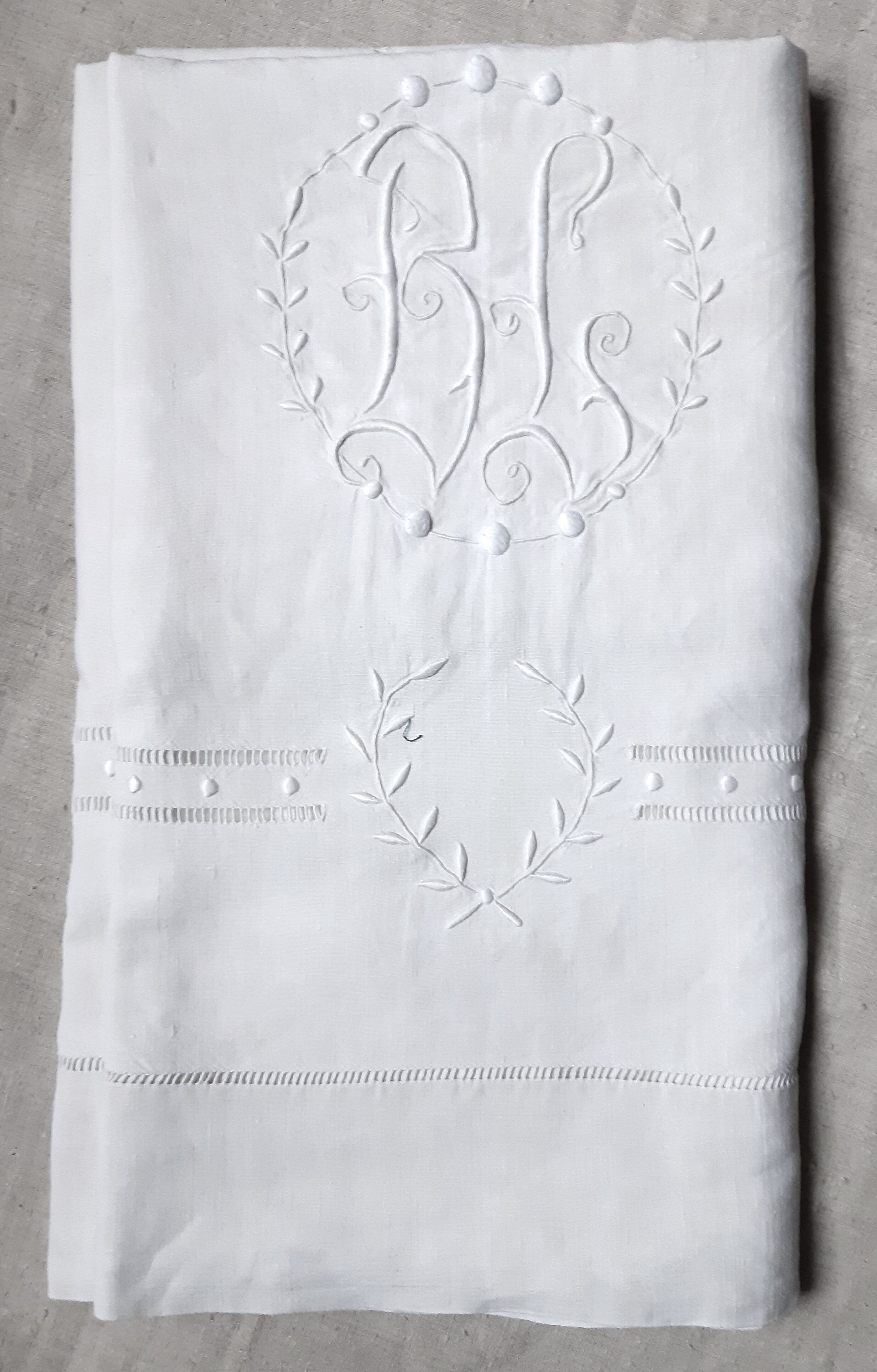 Drap ancien brodé en coton/lin monogrammé BL