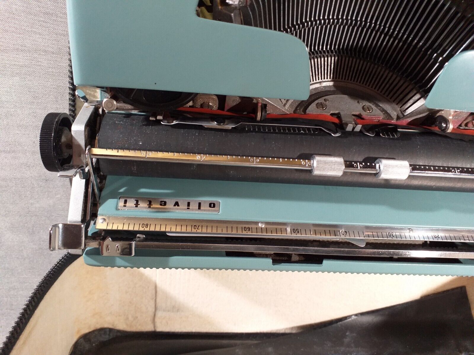 Typewriter olivetti lettera 32