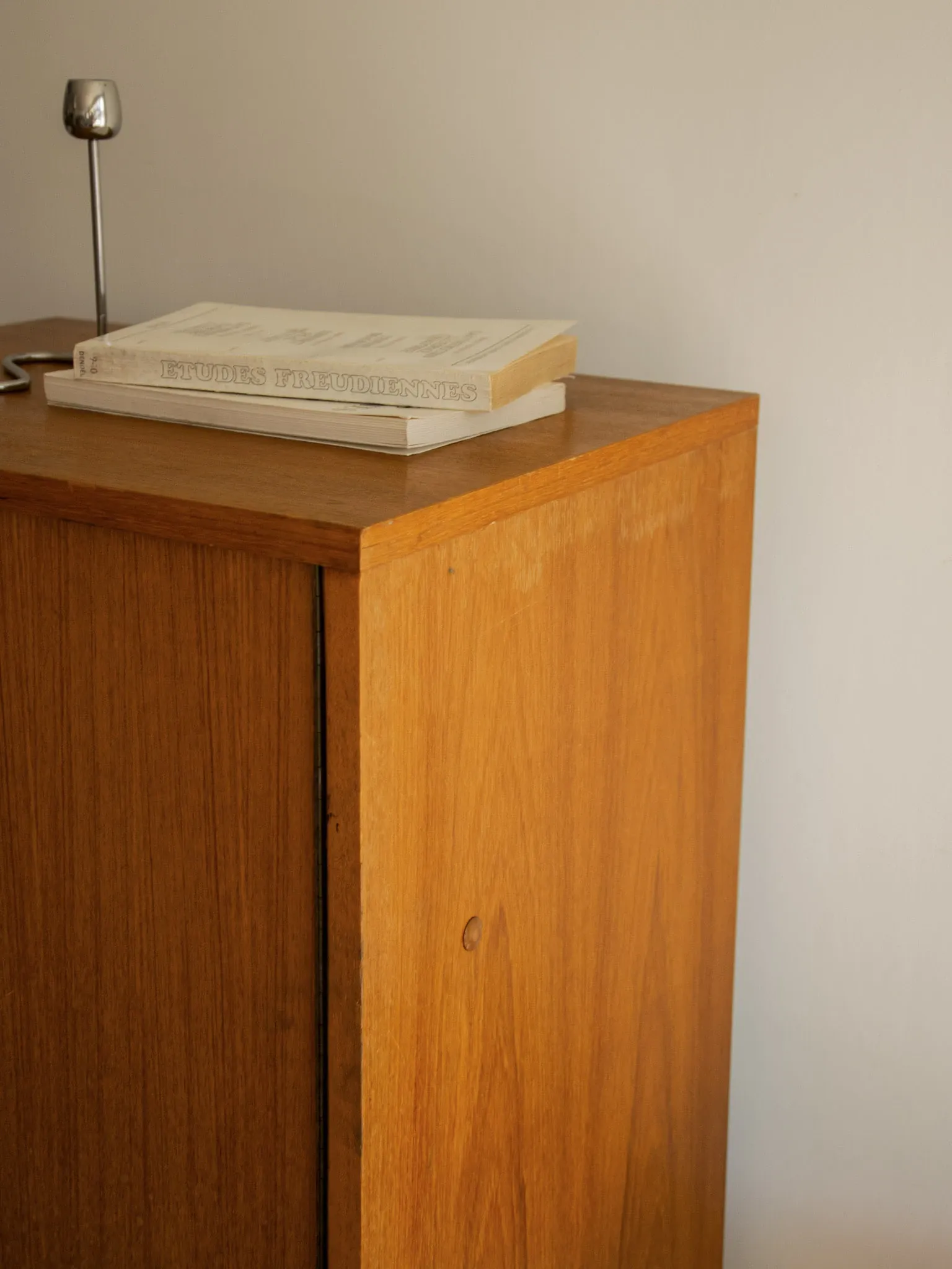 Bibliothèque vitrine scandinave pieds chromés vintage