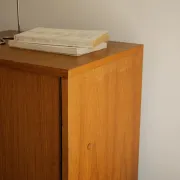 Bibliothèque vitrine scandinave pieds chromés vintage