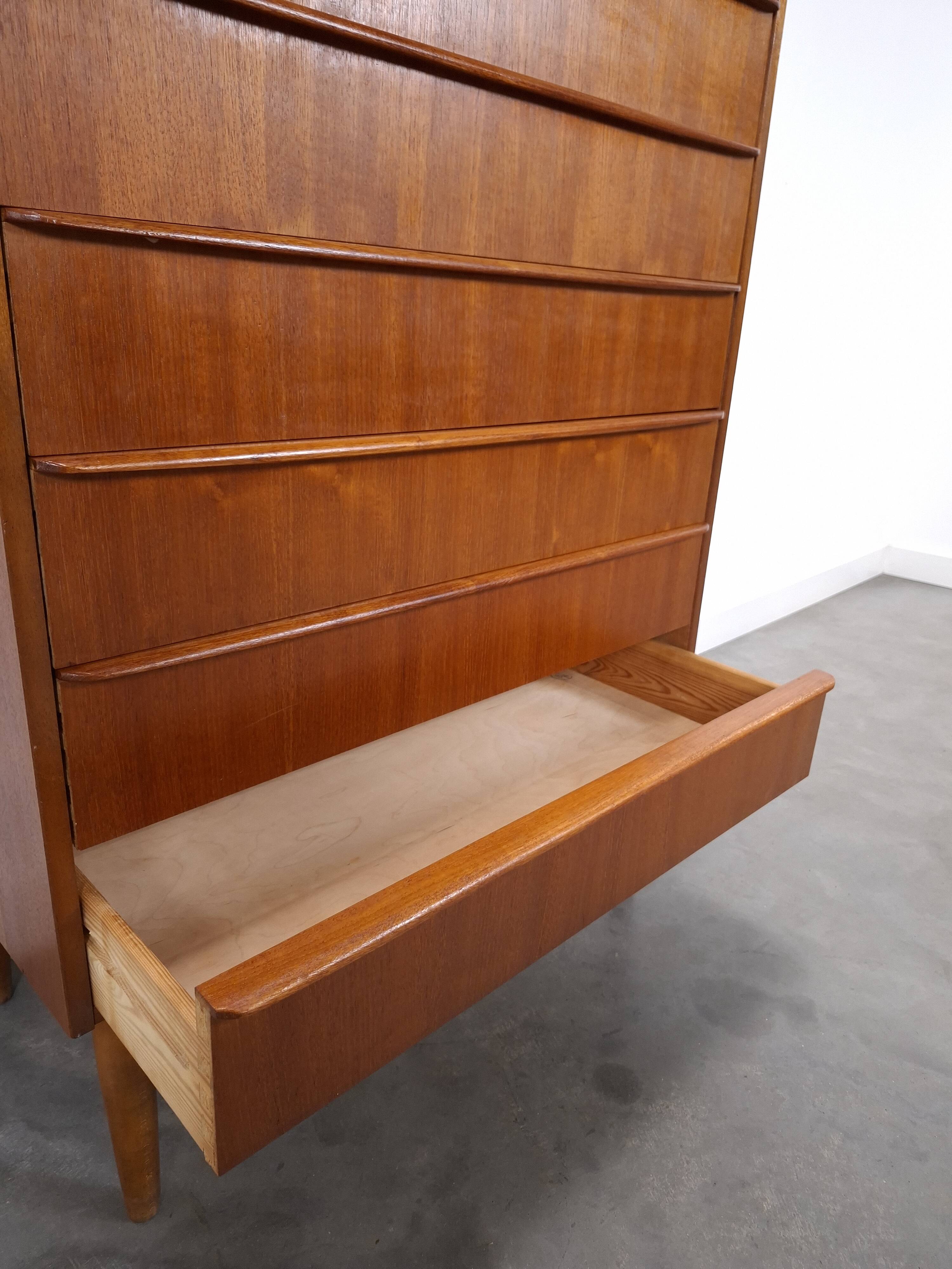 Commode en teck en provenance du Danemark avec 6 tiroirs.