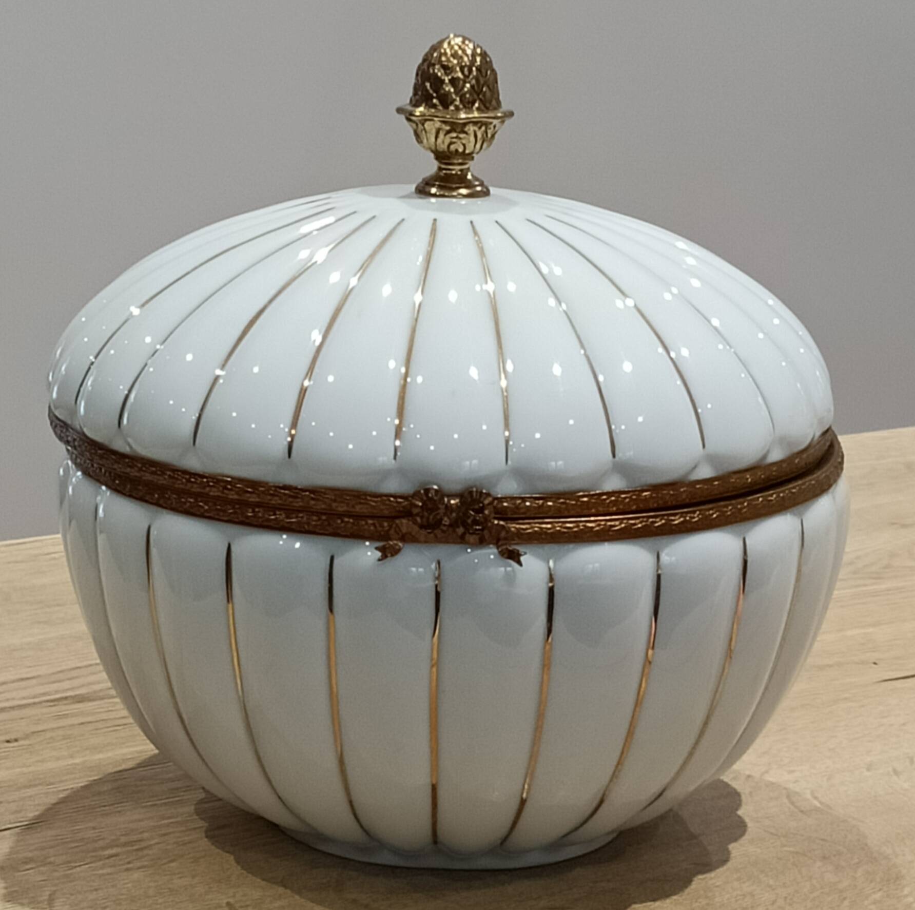 DECORATIVE BONBONNIERE