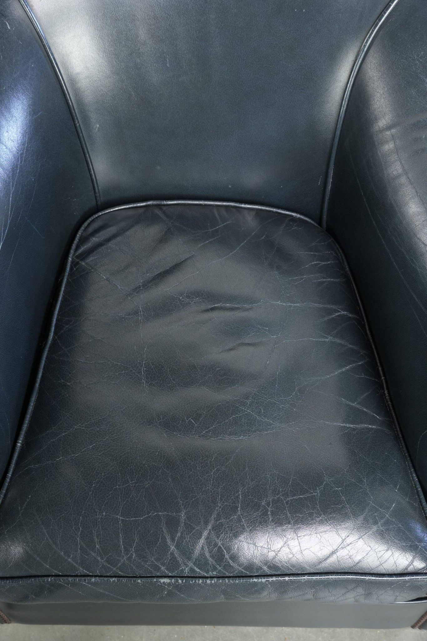 Set of dark blue cow leather club armchairs with a unique design