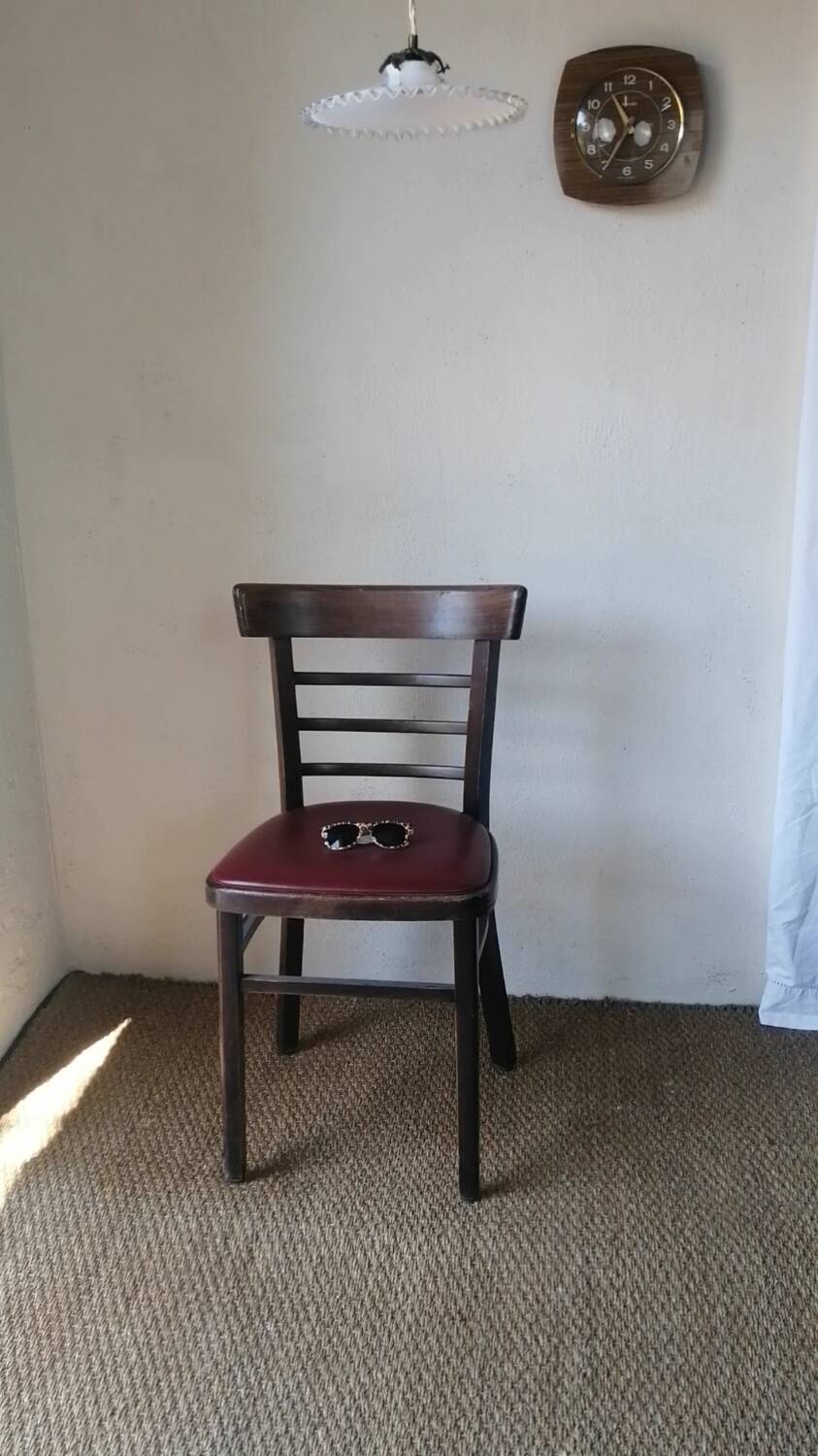 Lot de 4 chaises bistrot TON en bois courbé et assises en skaï rouge vintage.