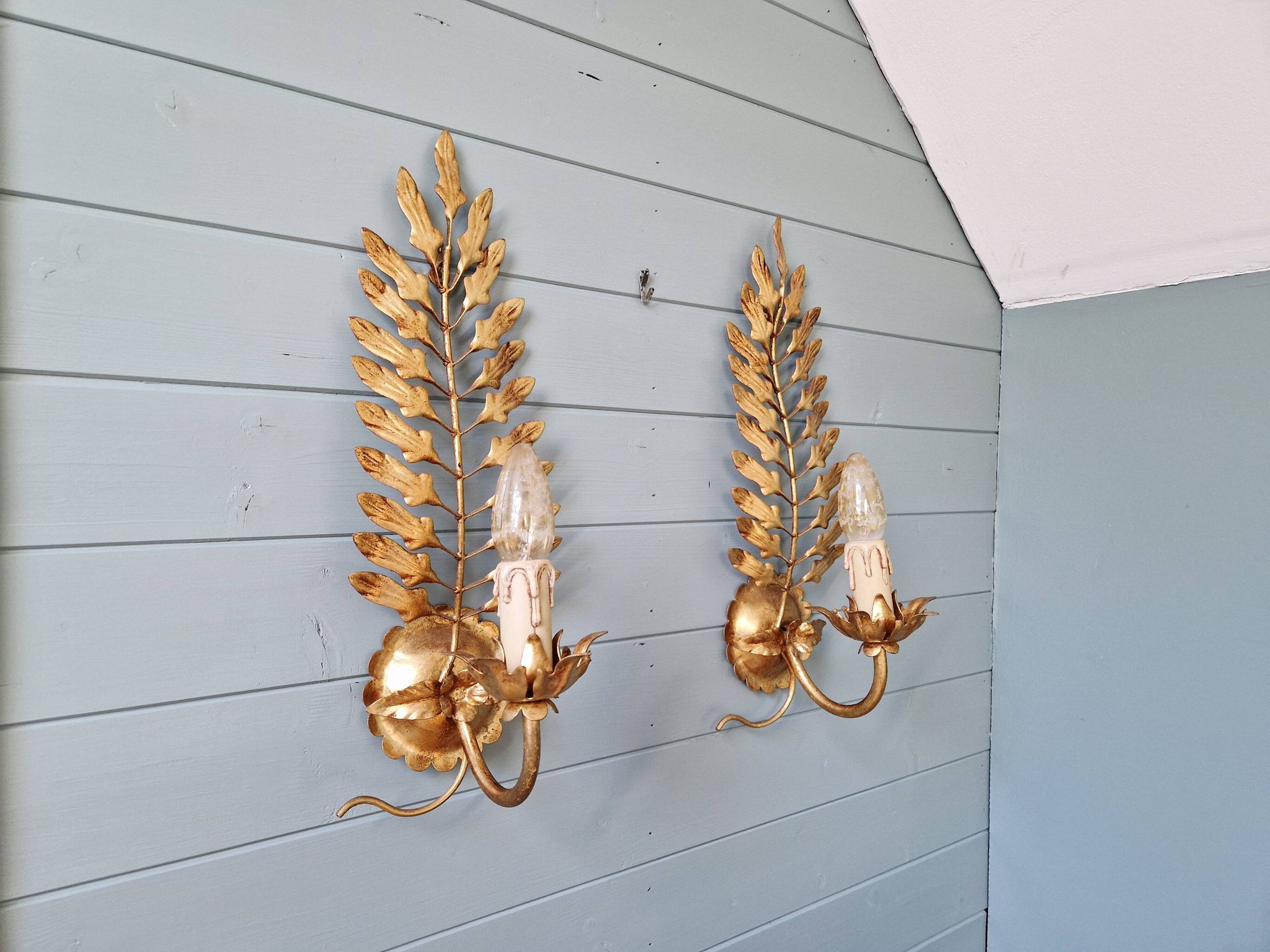 Pair of Italian wall sconces in gilded metal, Hollywood Regency style, 1970.