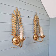 Pair of Italian wall sconces in gilded metal, Hollywood Regency style, 1970.