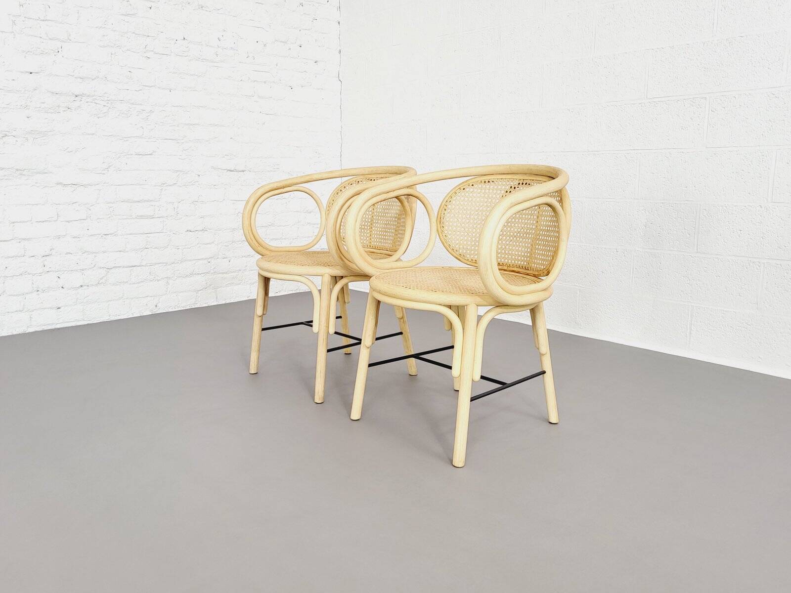 Paire de fauteuils en rotin et cannage