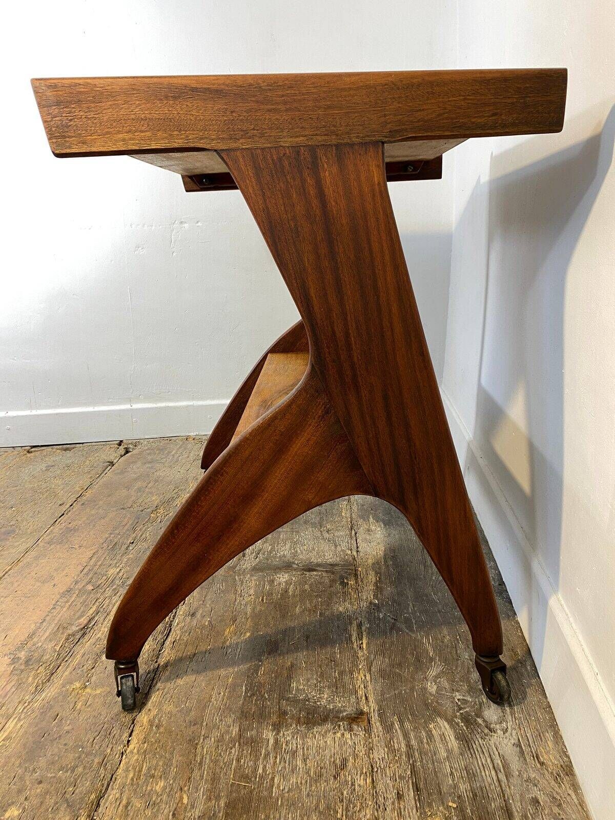 Table d'appoint sculpturale sur roulettes, bois massif, années 1950