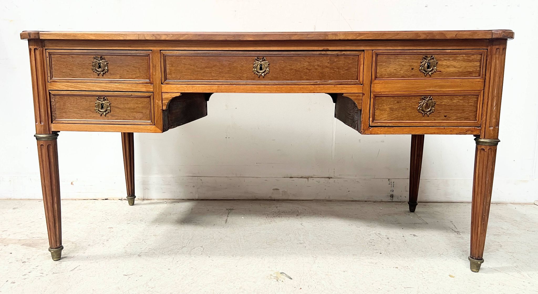 Bureau de style Louis XVI en bois de noyer Fin du XIX siècle