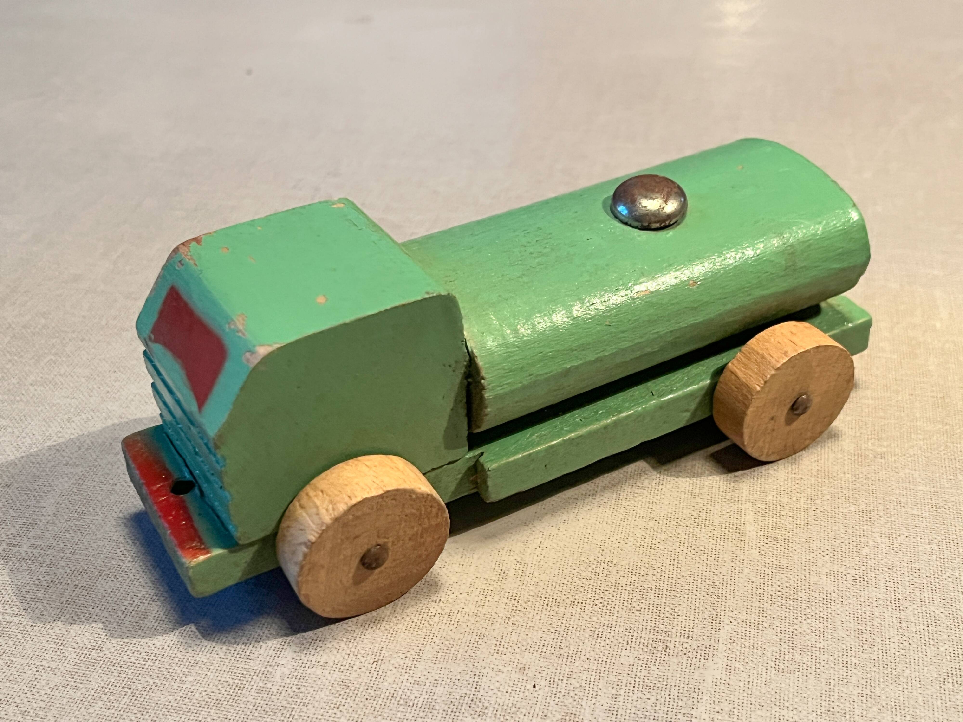 Camion citerne en bois, jouet ancien