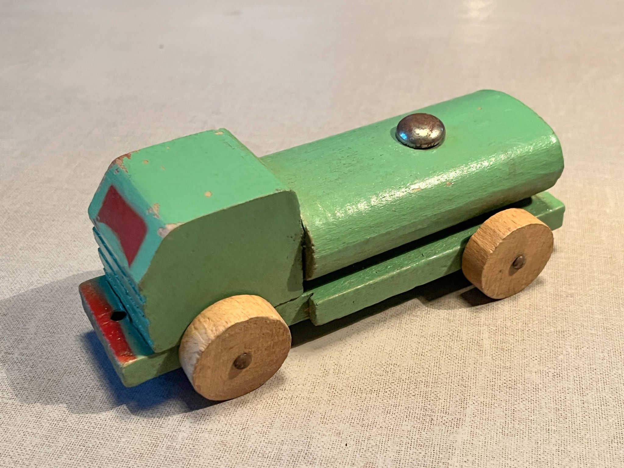 Camion citerne en bois, jouet ancien