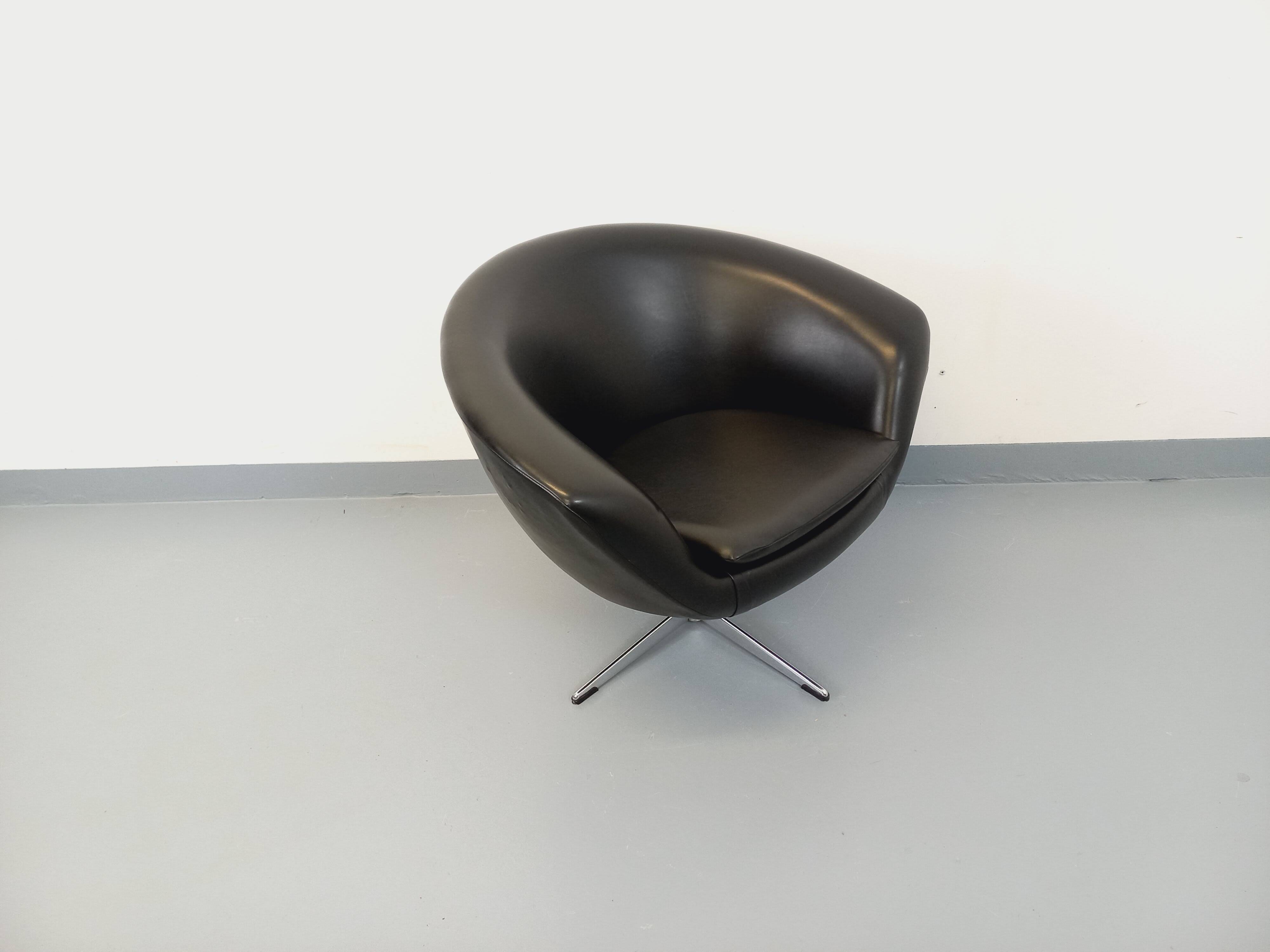 Vintage Scandinavian swivel chair in faux leather and chrome from the 1970s.