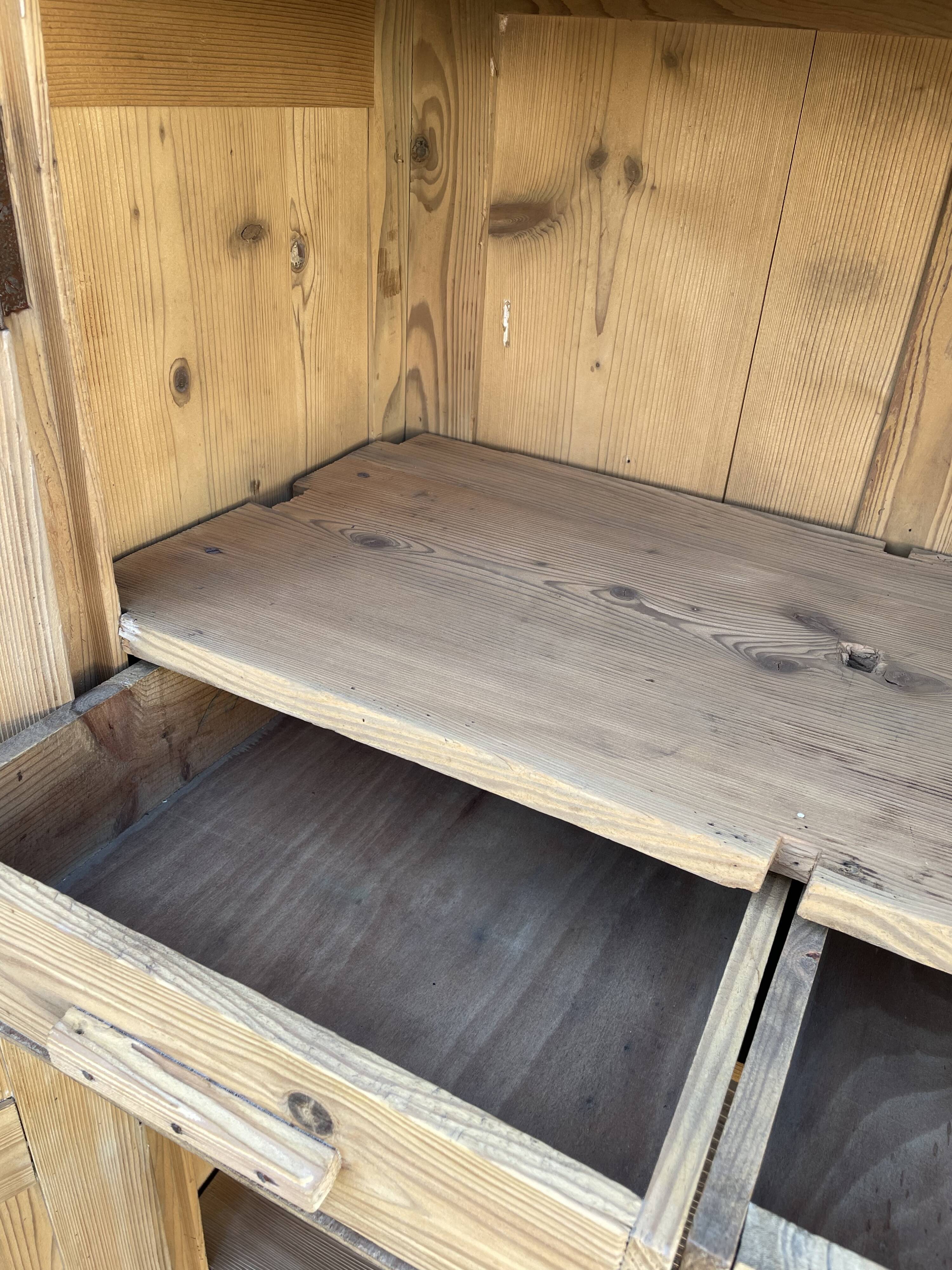 Armoire parisienne ancienne