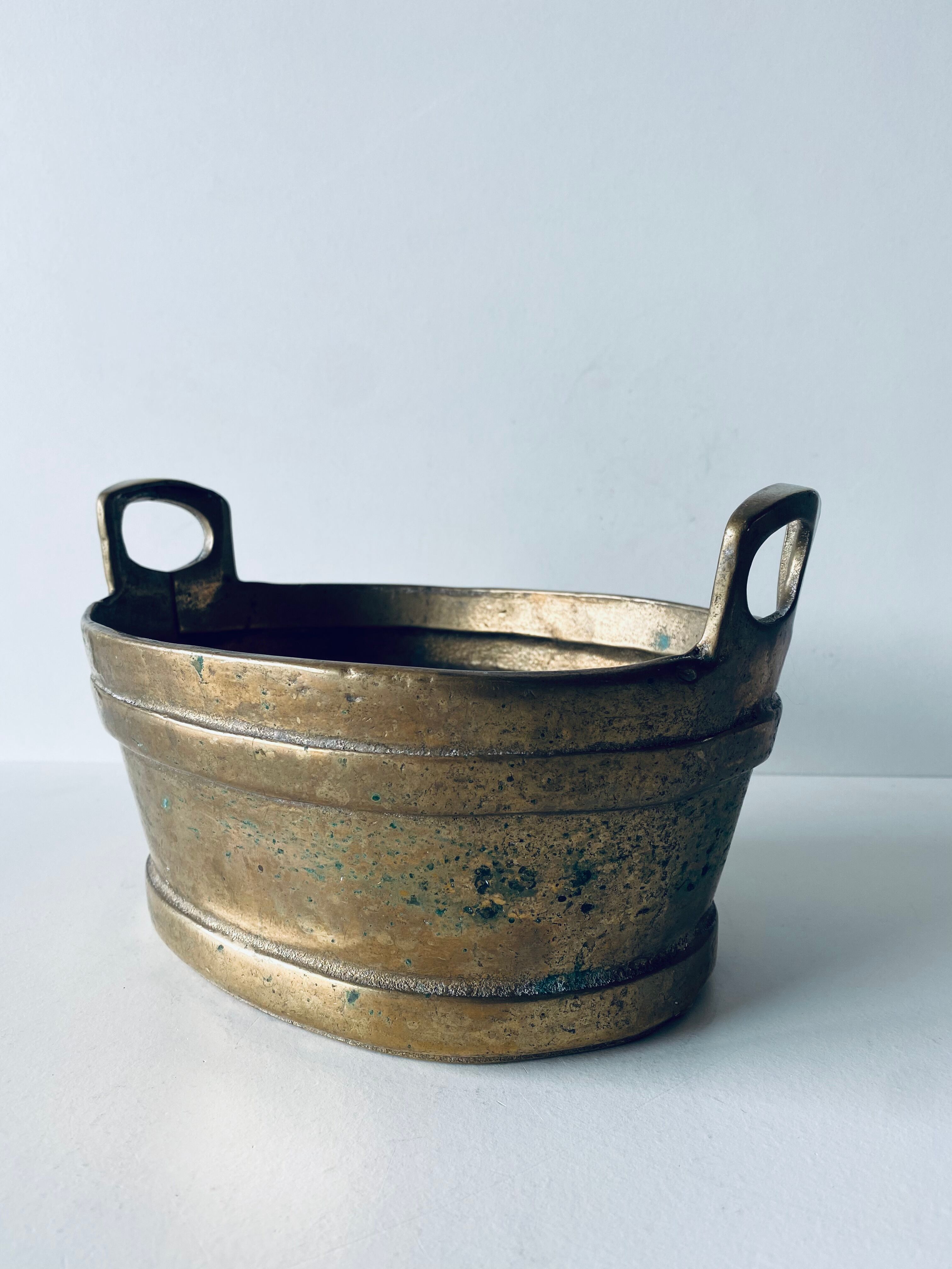 Bronze pot