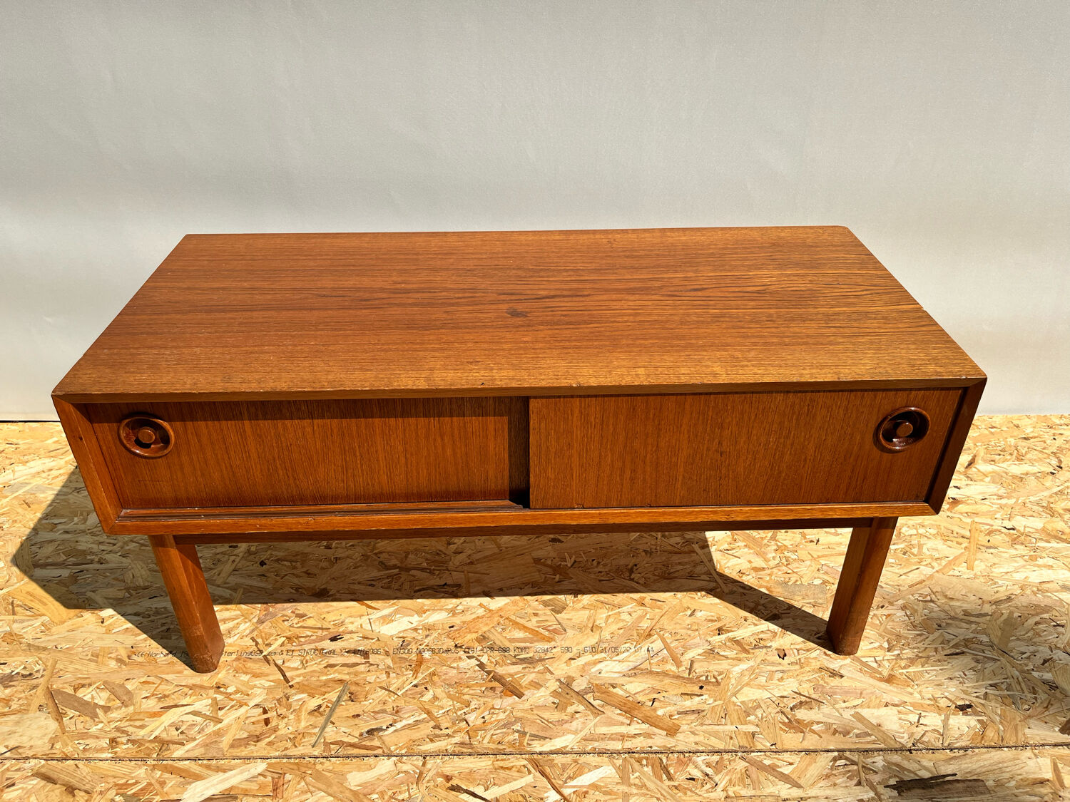 Commode basse à deux portes coulissantes