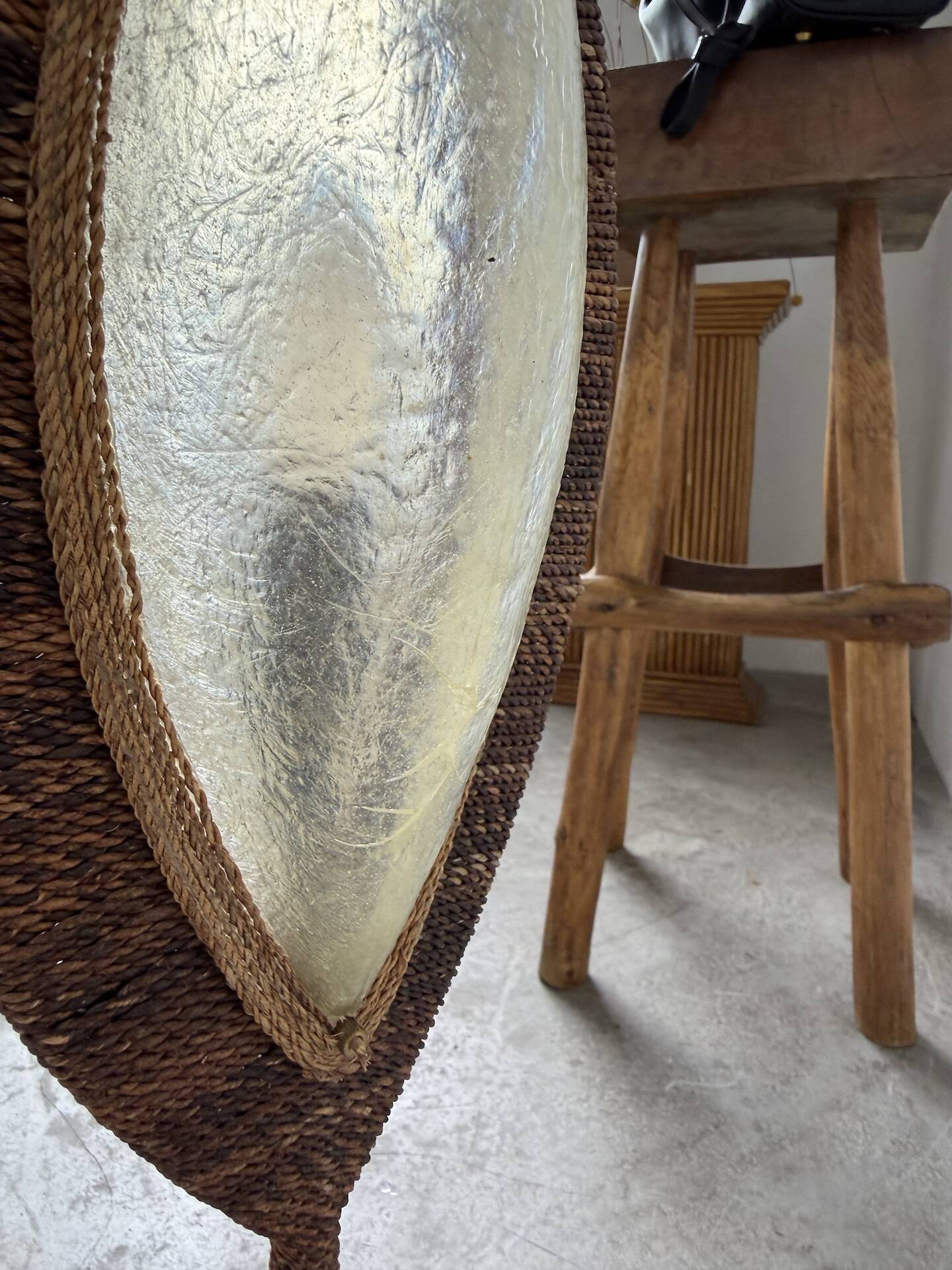 Lampadaire bronze et corde 1970