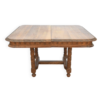 Extendable dining table in carved wood