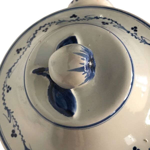 Soupière en faïence, fretel formant une pomme, France XIXème