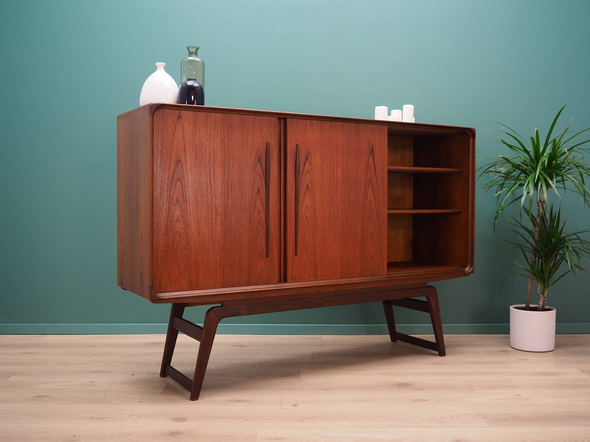 Buffet haut en teck, design danois, années 1960