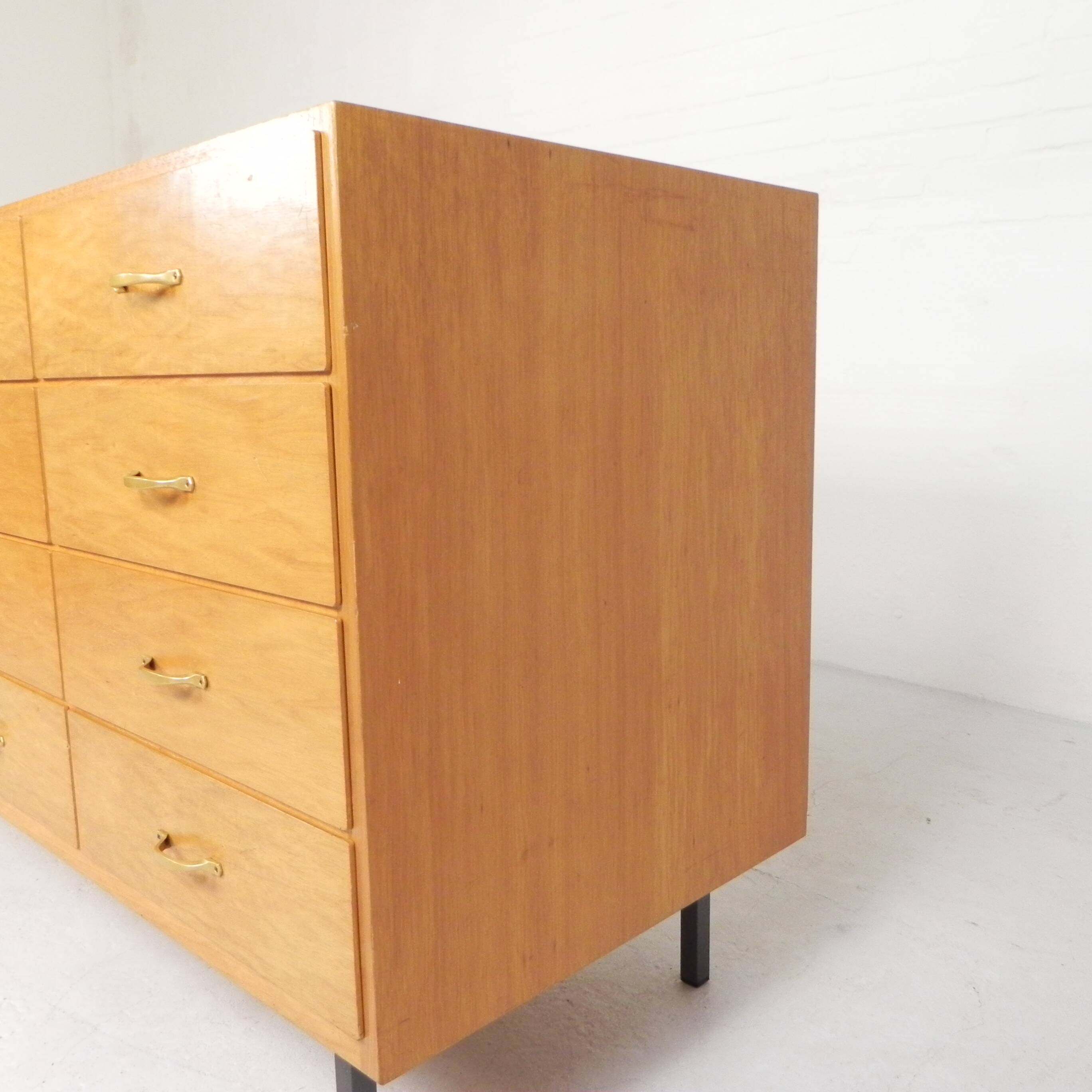 Counter, display case by Ladenbau Brixius, 150 cm long, 1950s.