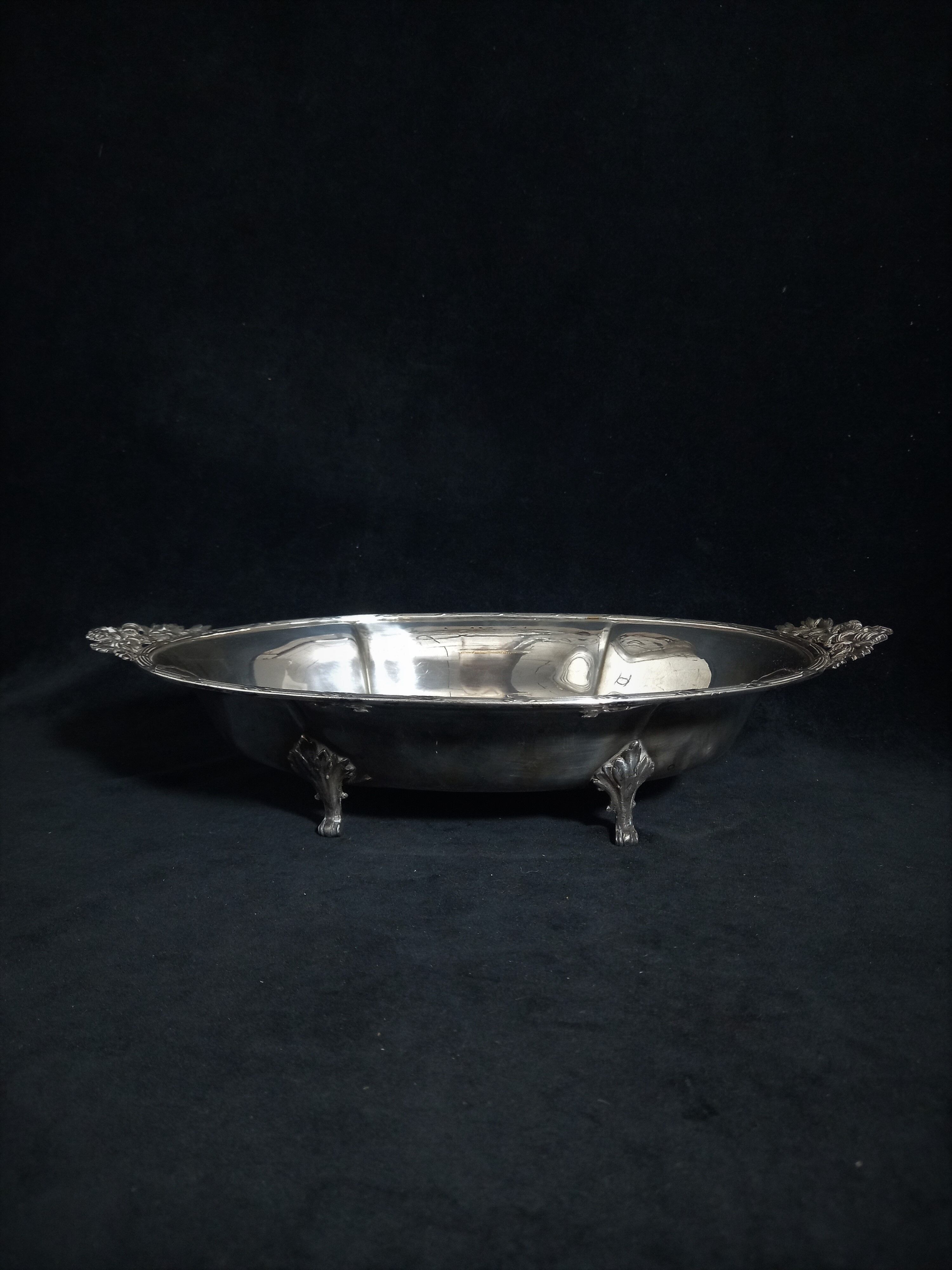 Plat argenté style Louis XVl avec poignées avec motif de torche et carquois