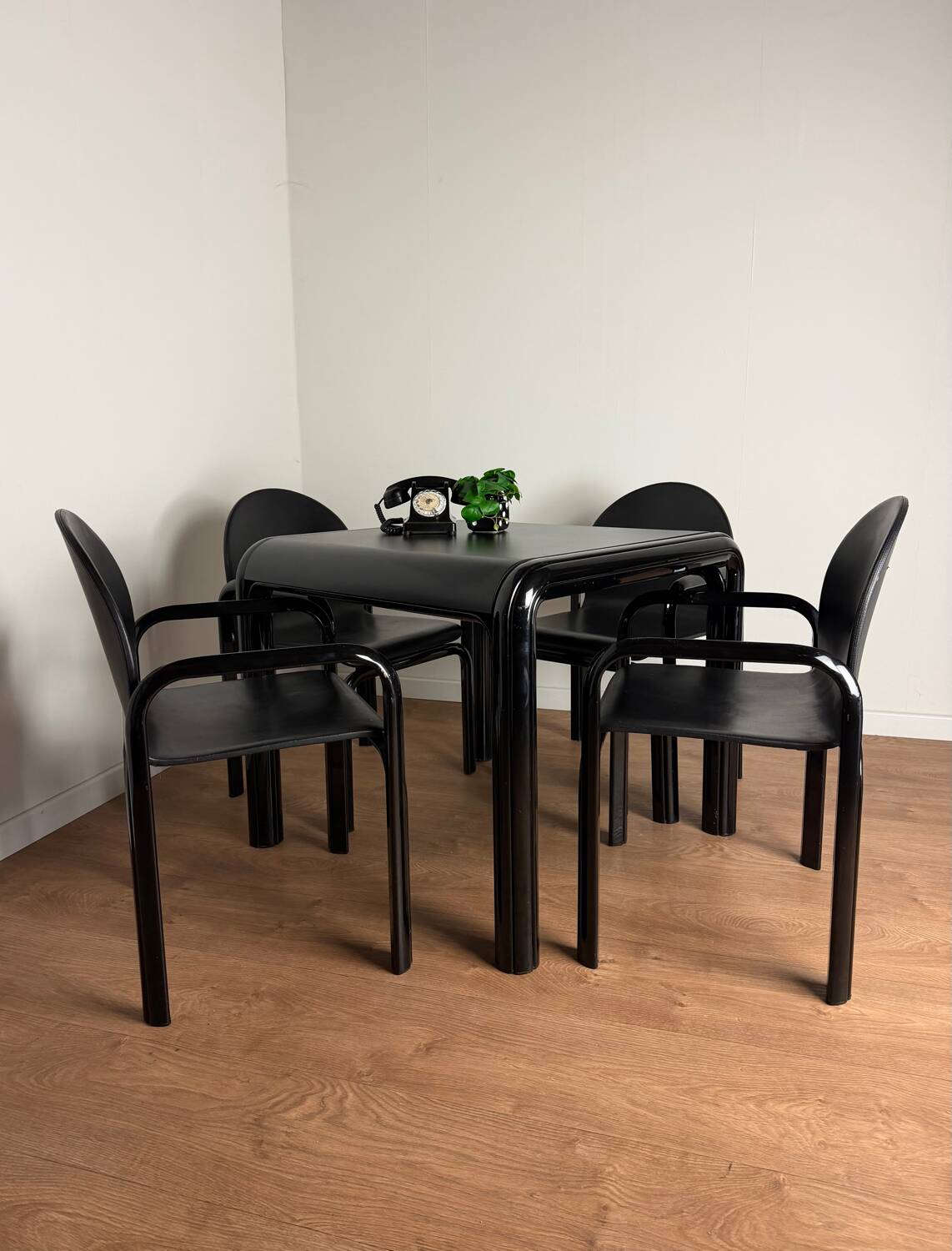 Knoll Orsay set – table & 4 chairs – black lacquered steel & faux leather