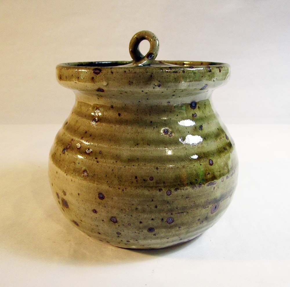 Speckled sandstone pot with lid