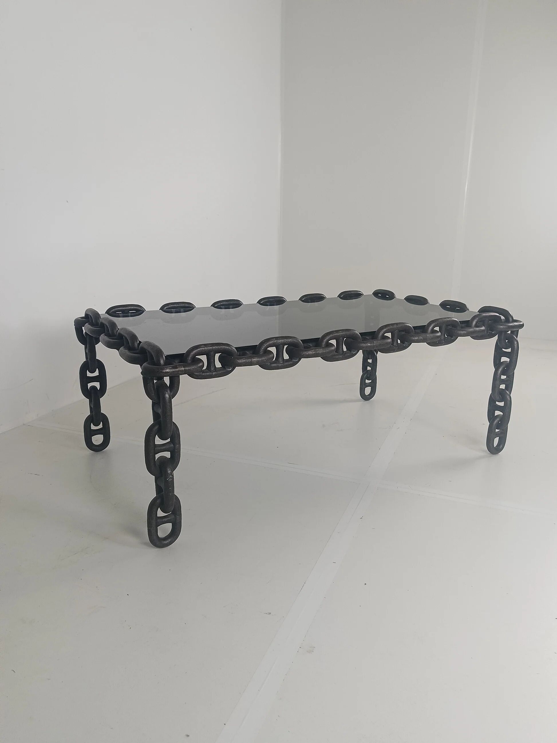 Table basse vintage brutaliste en fer noir à mailles de chaîne avec verre fumé d'origine, années 70