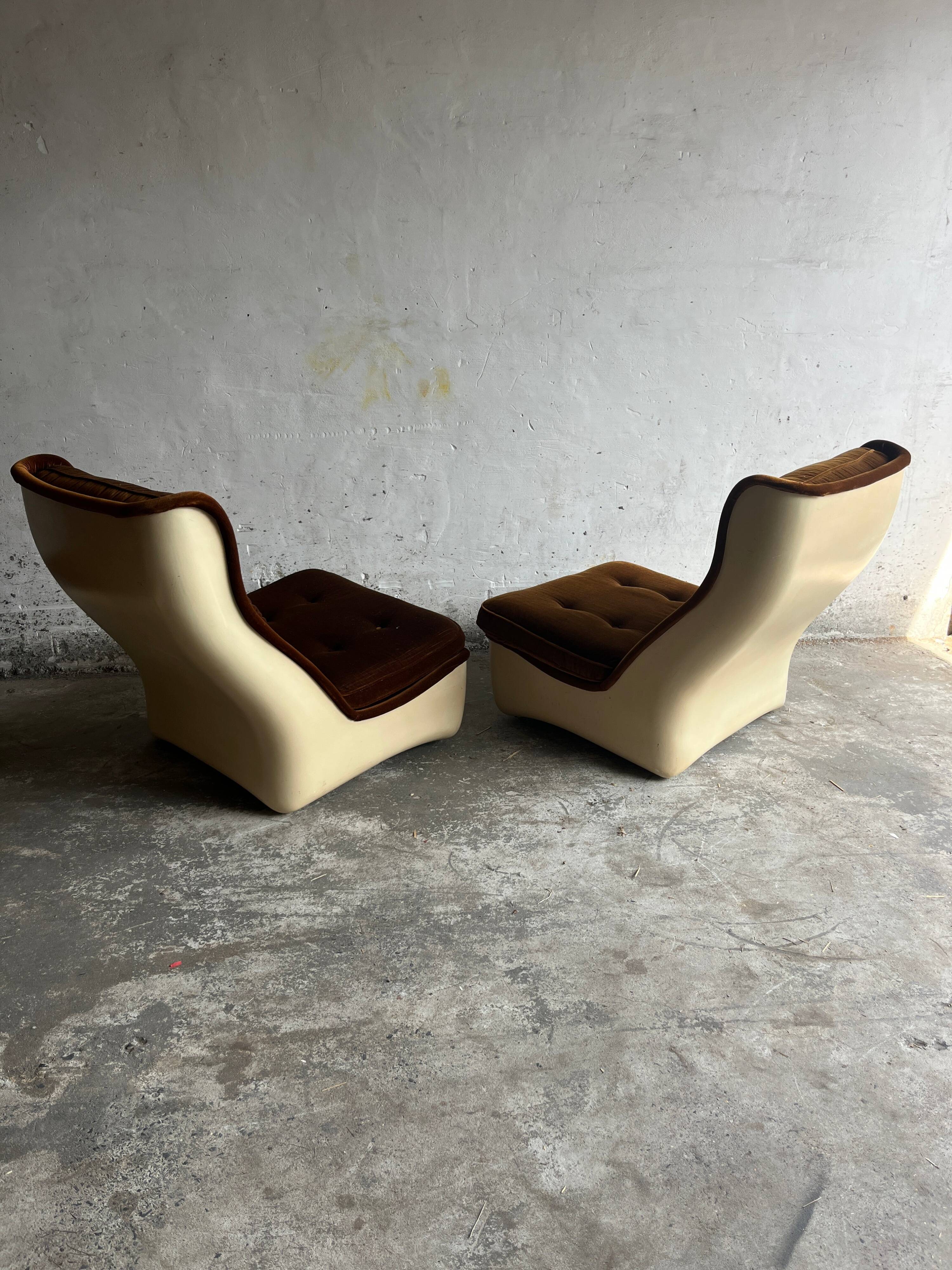 Canapé modulable 4 places Airborne années 1970 — Coussins en velours marron et coque en ABS crème