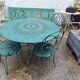 Salon de jardin vert fer forgé table deux chaises et deux fauteuils