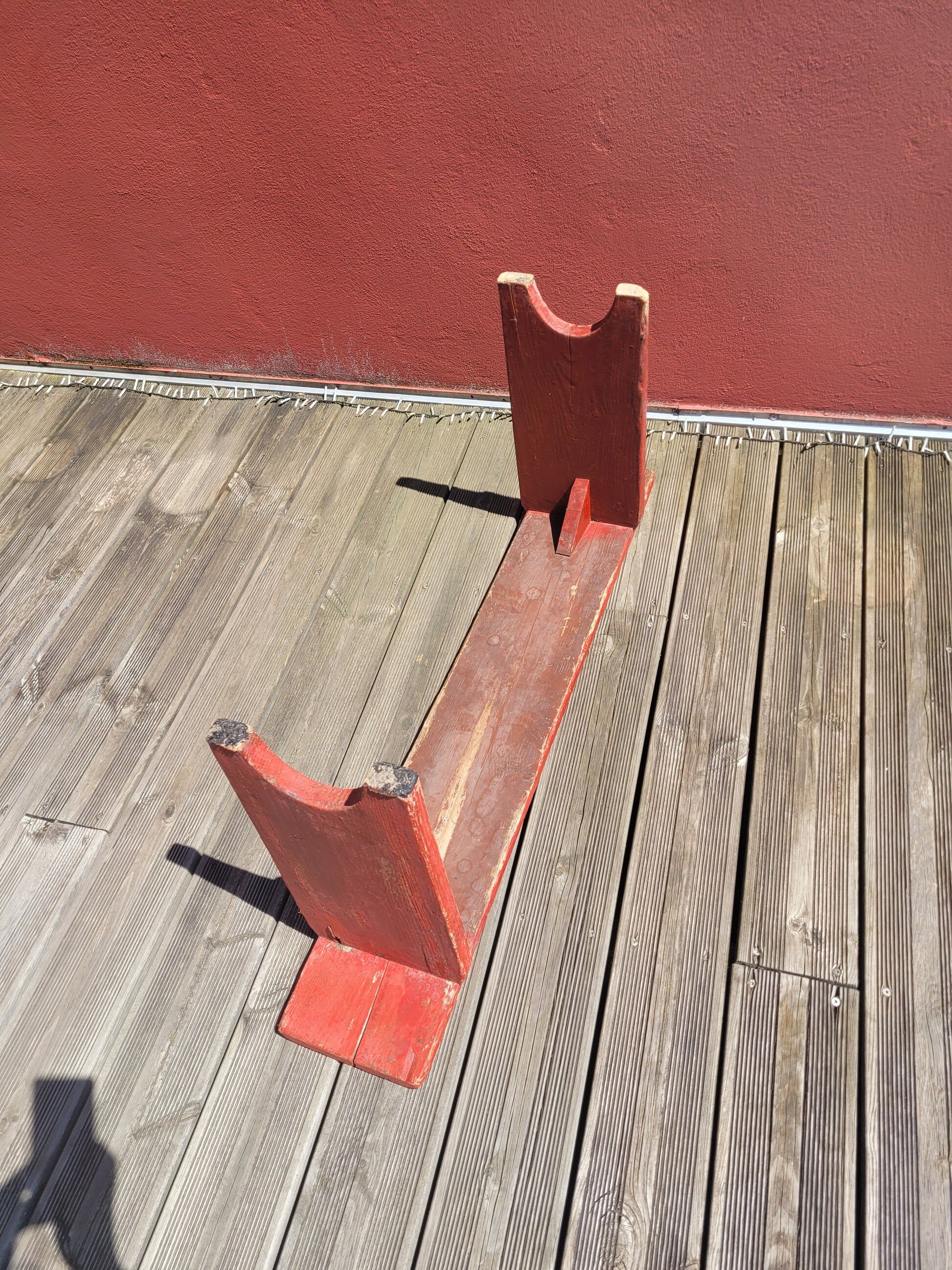 Banc ancien en bois peint en rouge