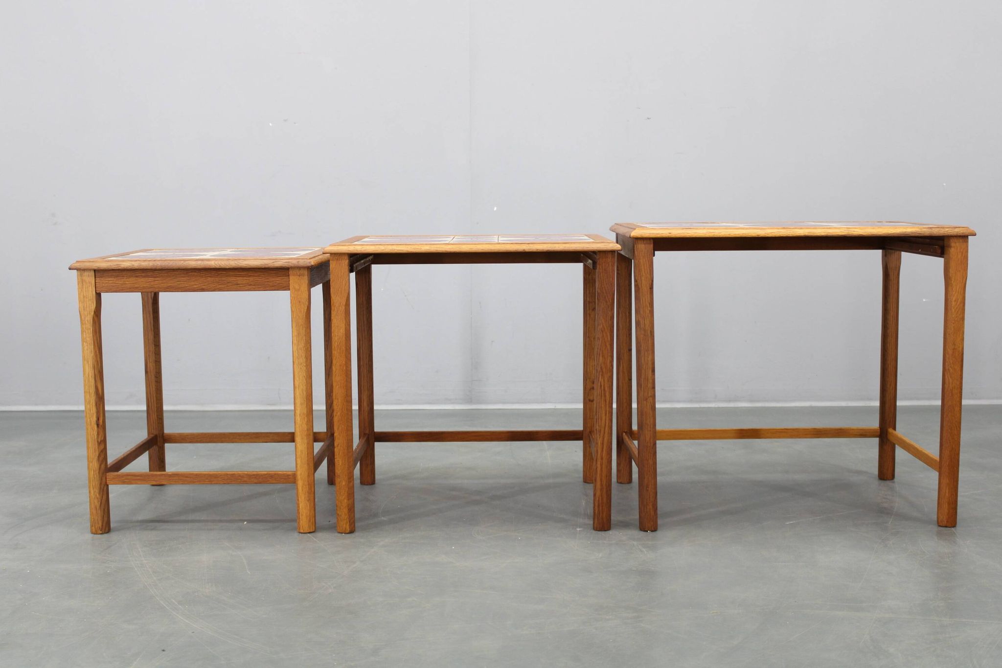 Tables gigognes danoises en chêne des années 50 avec des plateaux en carrelage.