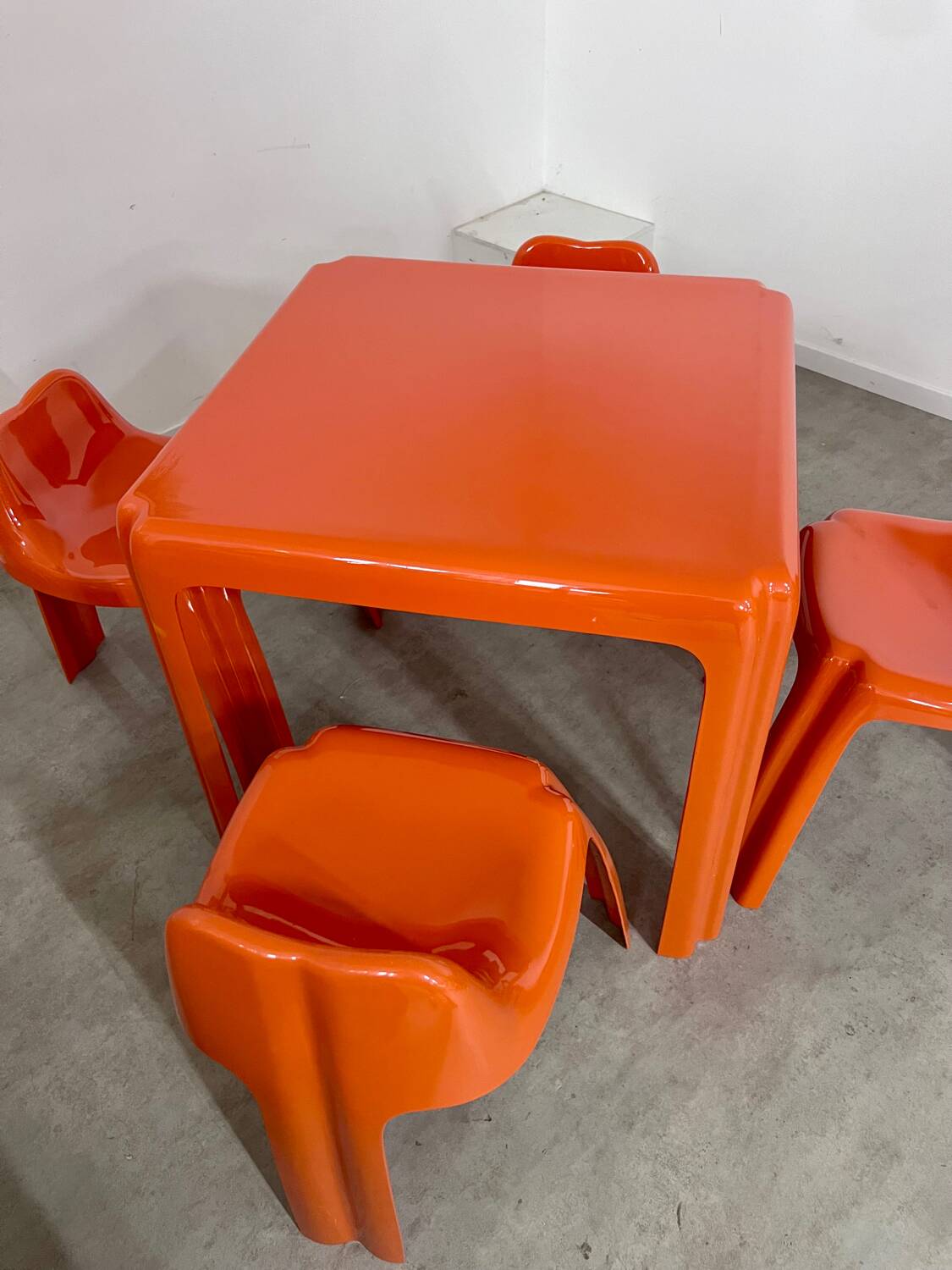 Table and 4 chairs in orange fiberglass design from the 70s Patrick Gingembre Paulus edition