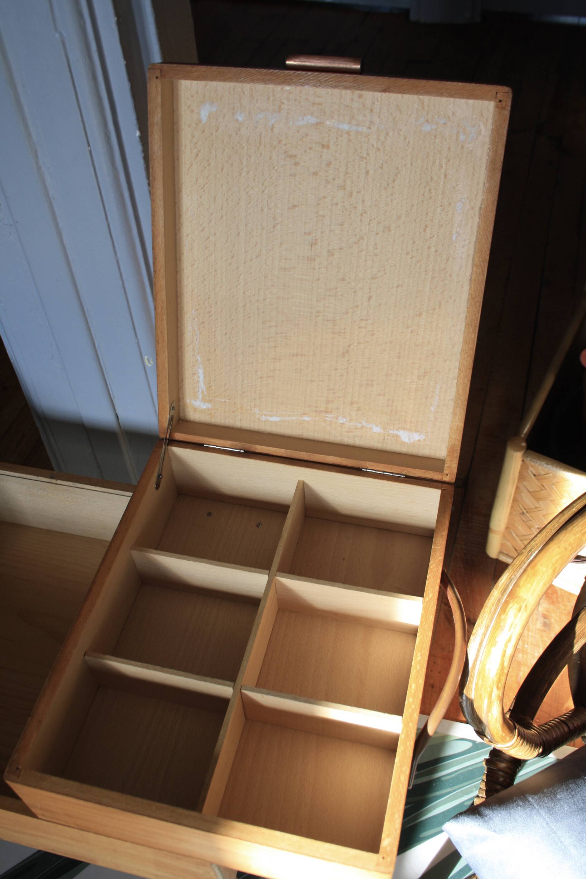 Wooden sewing worker/furniture with compass feet