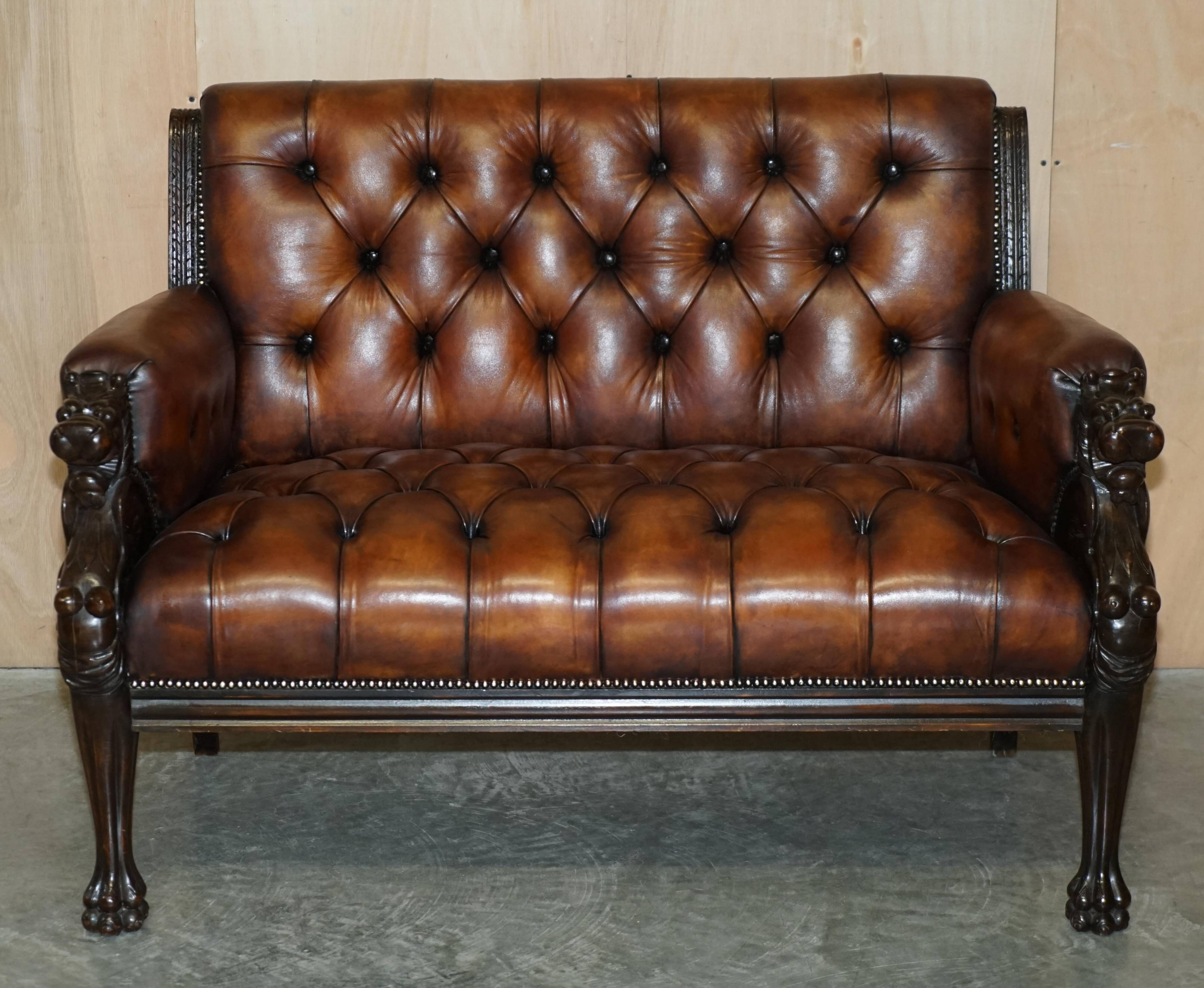 Ensemble Chesterfield cuir avec lion sculpté à la main restauré