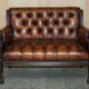 Ensemble Chesterfield cuir avec lion sculpté à la main restauré