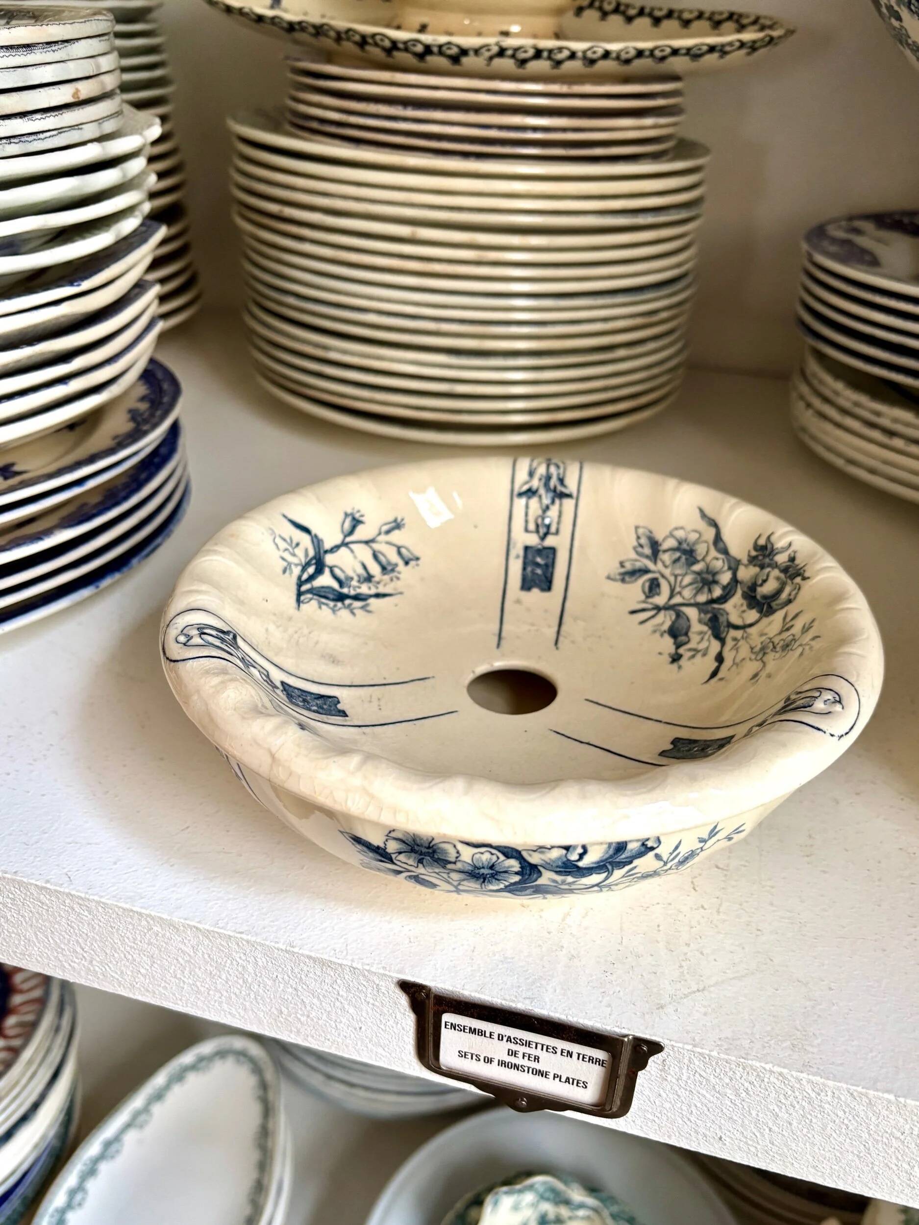 Gien sponge holder, "Lamballe" service in blue ironstone