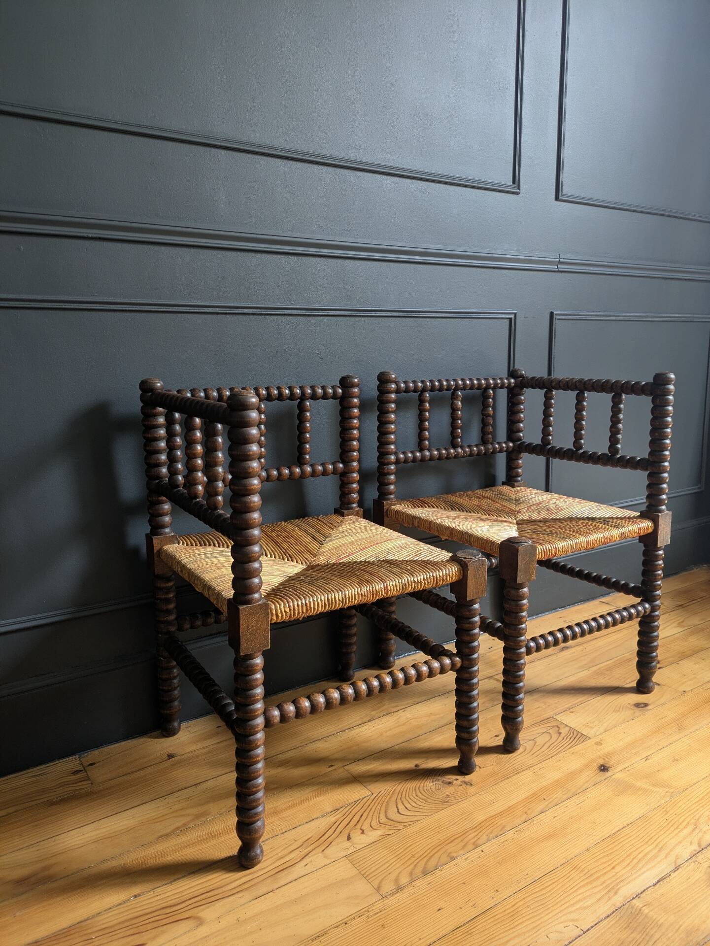 Paire de fauteuils anciens dits "Bobine"