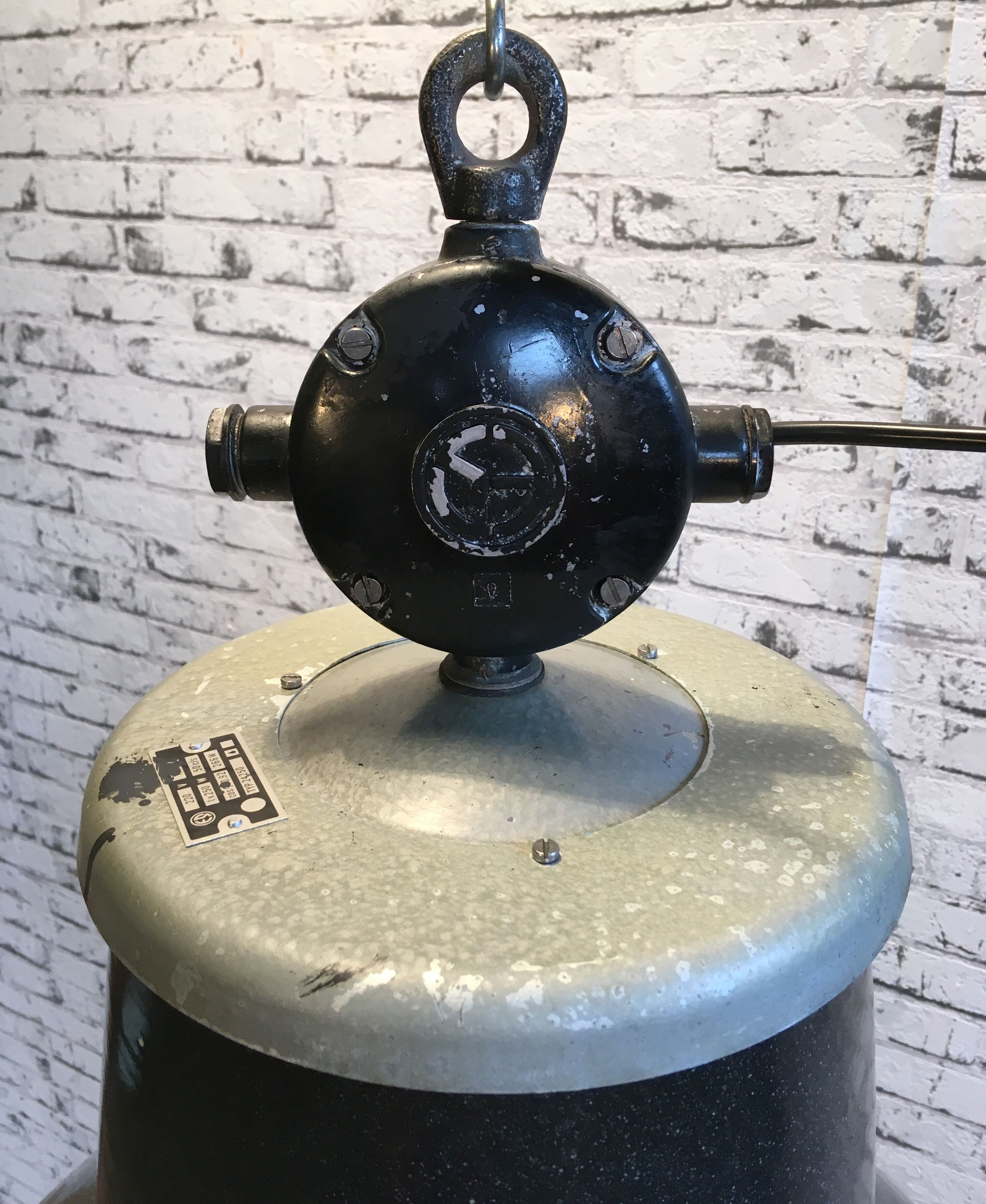 Suspension industrielle Monique grise années 1950