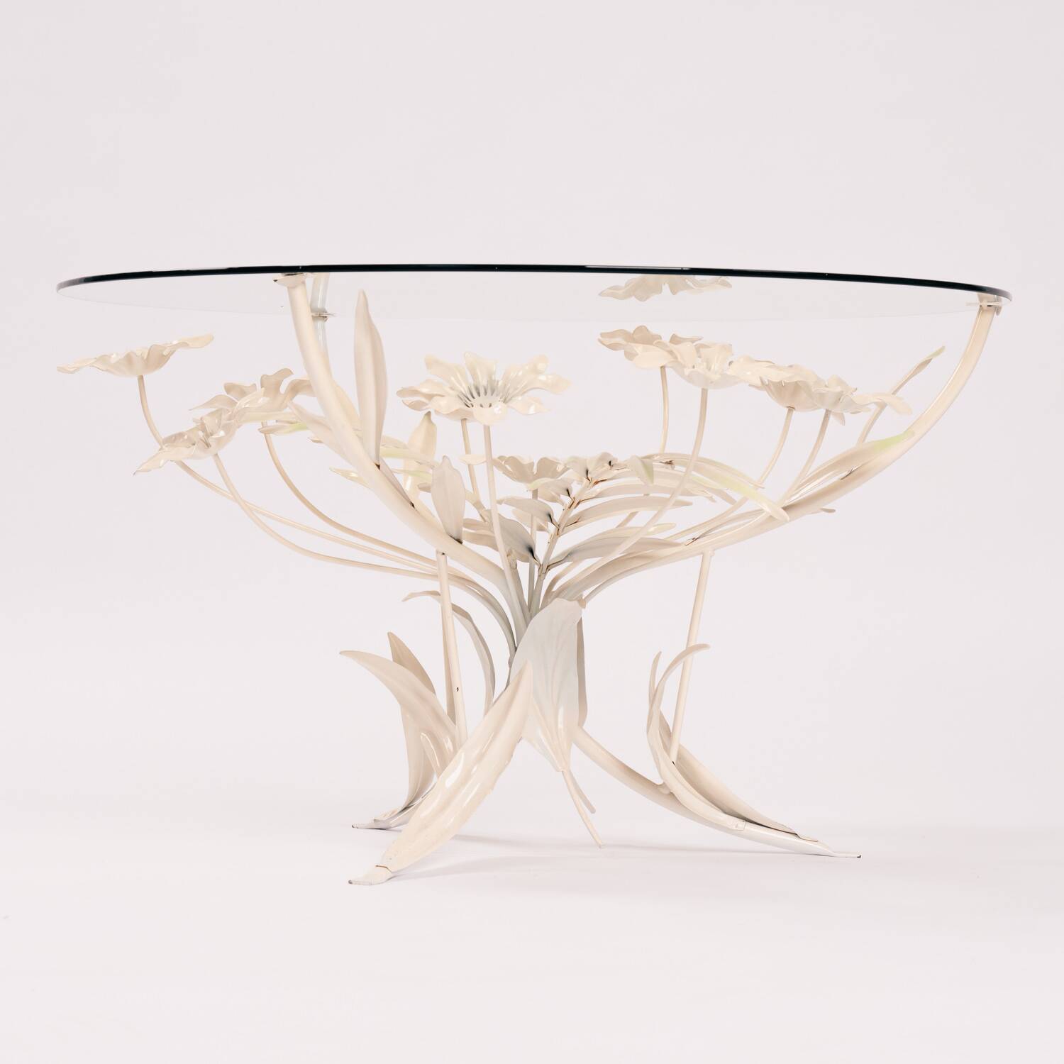 Table fleurie en métal Hans Kogl du milieu du siècle avec plateau en verre