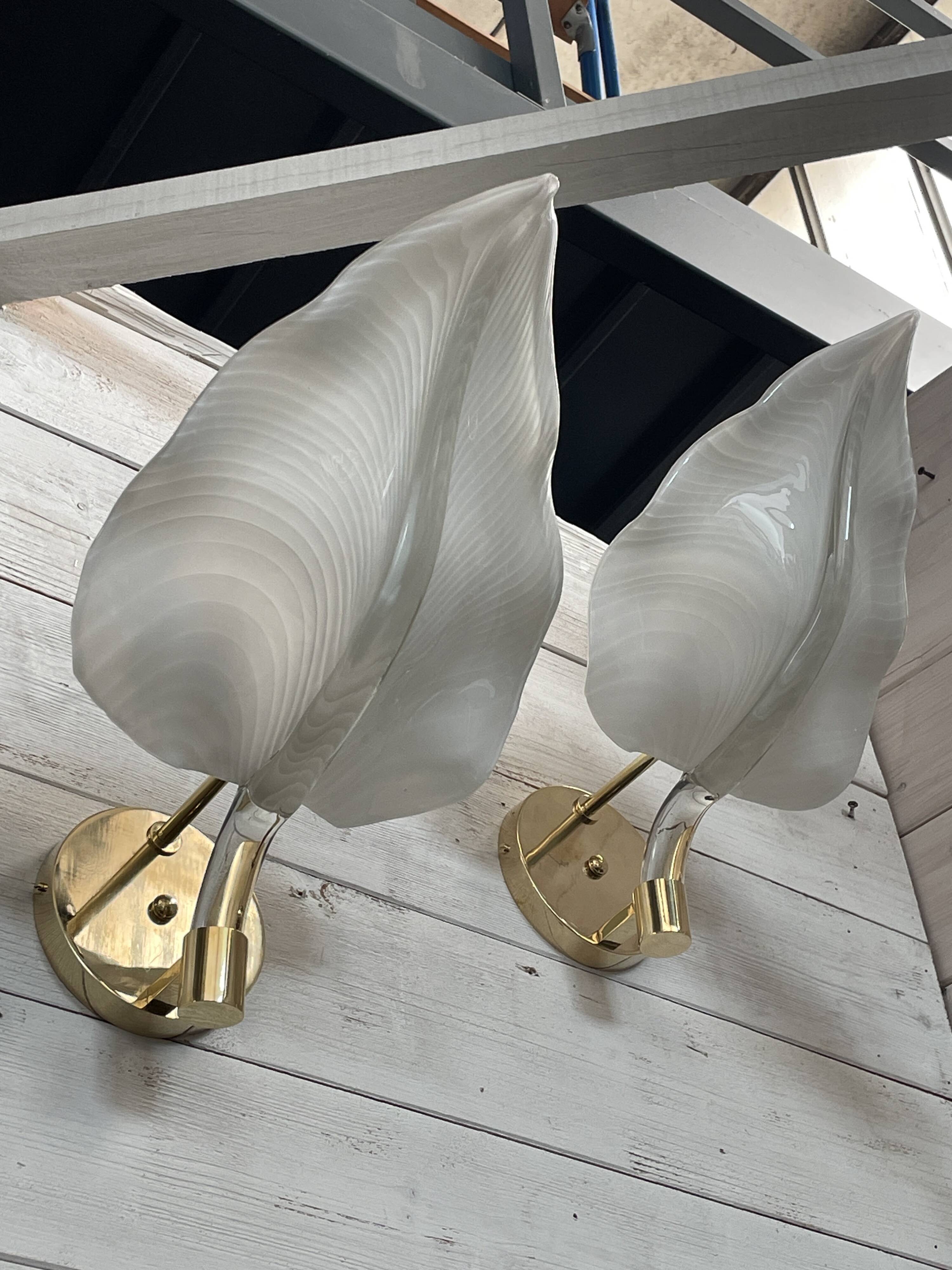 Set of 3 Murano glass wall lamps in white and brass, 1970s.