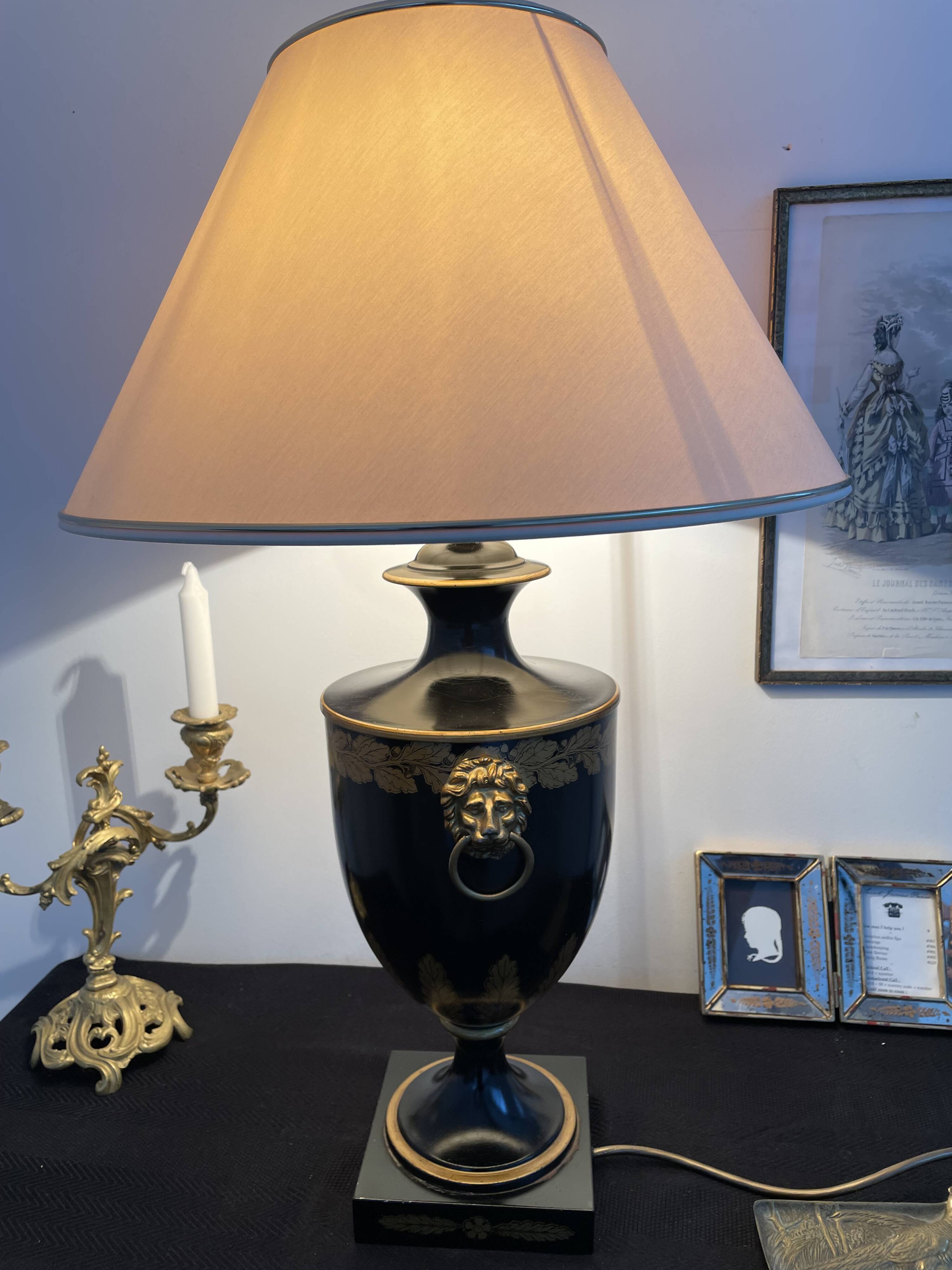 Lampe balustre lions dorés et abat blanc et liserés dorés - hôtel paris opéra Garnier - France