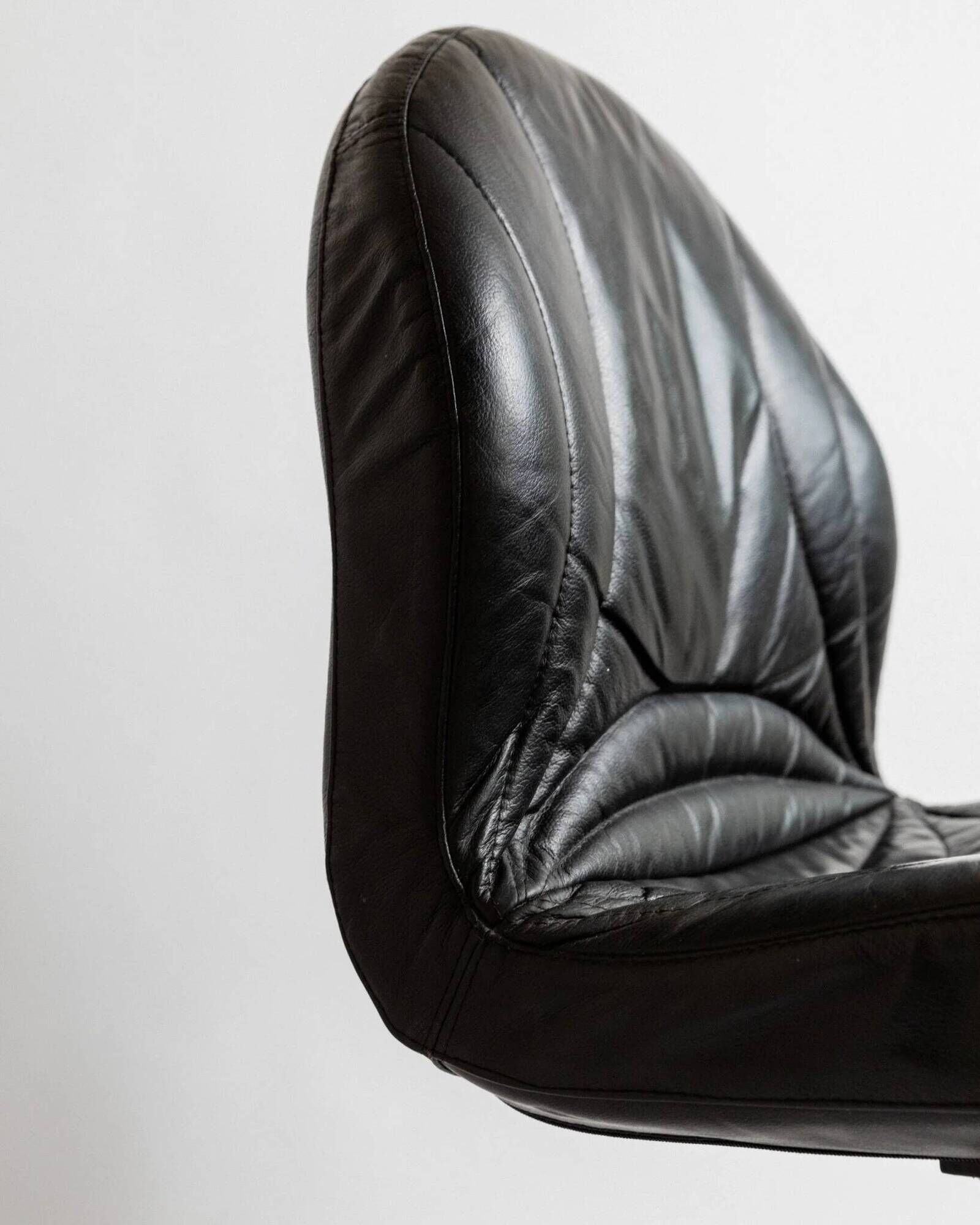 Vintage black leather cantilever chair with metal frame – 1980s Italian design